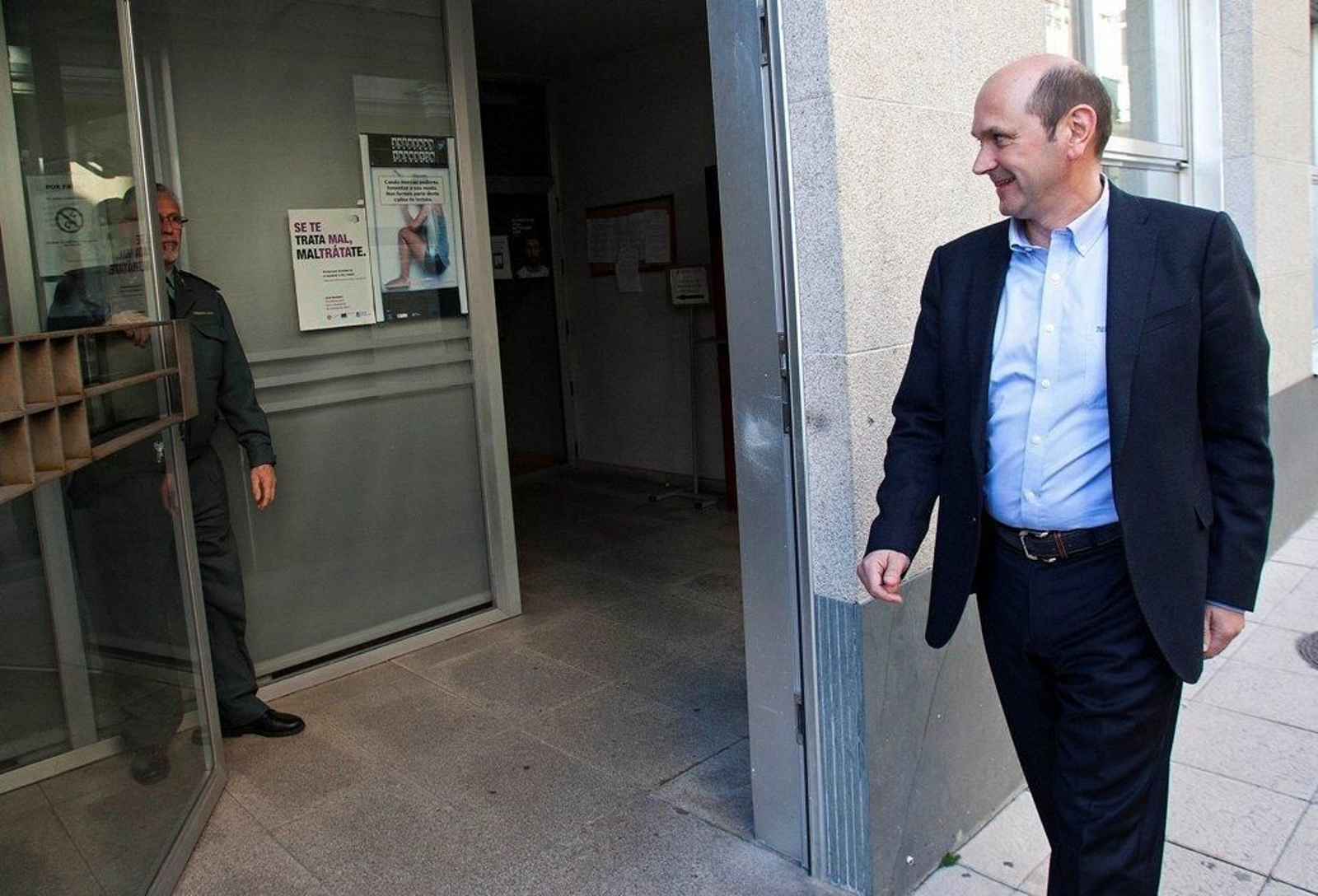 Rafael Louzán, llegando a la sede de los juzgados de Cambados el pasado marzo.