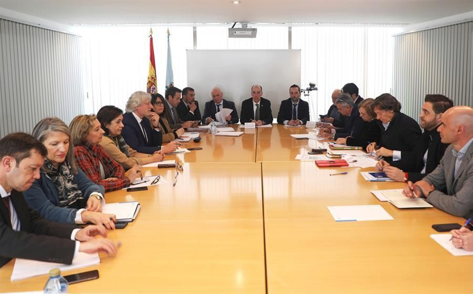 El conselleiro presidió ayer la reunión de la comisión  para el seguimiento del coronavirus,