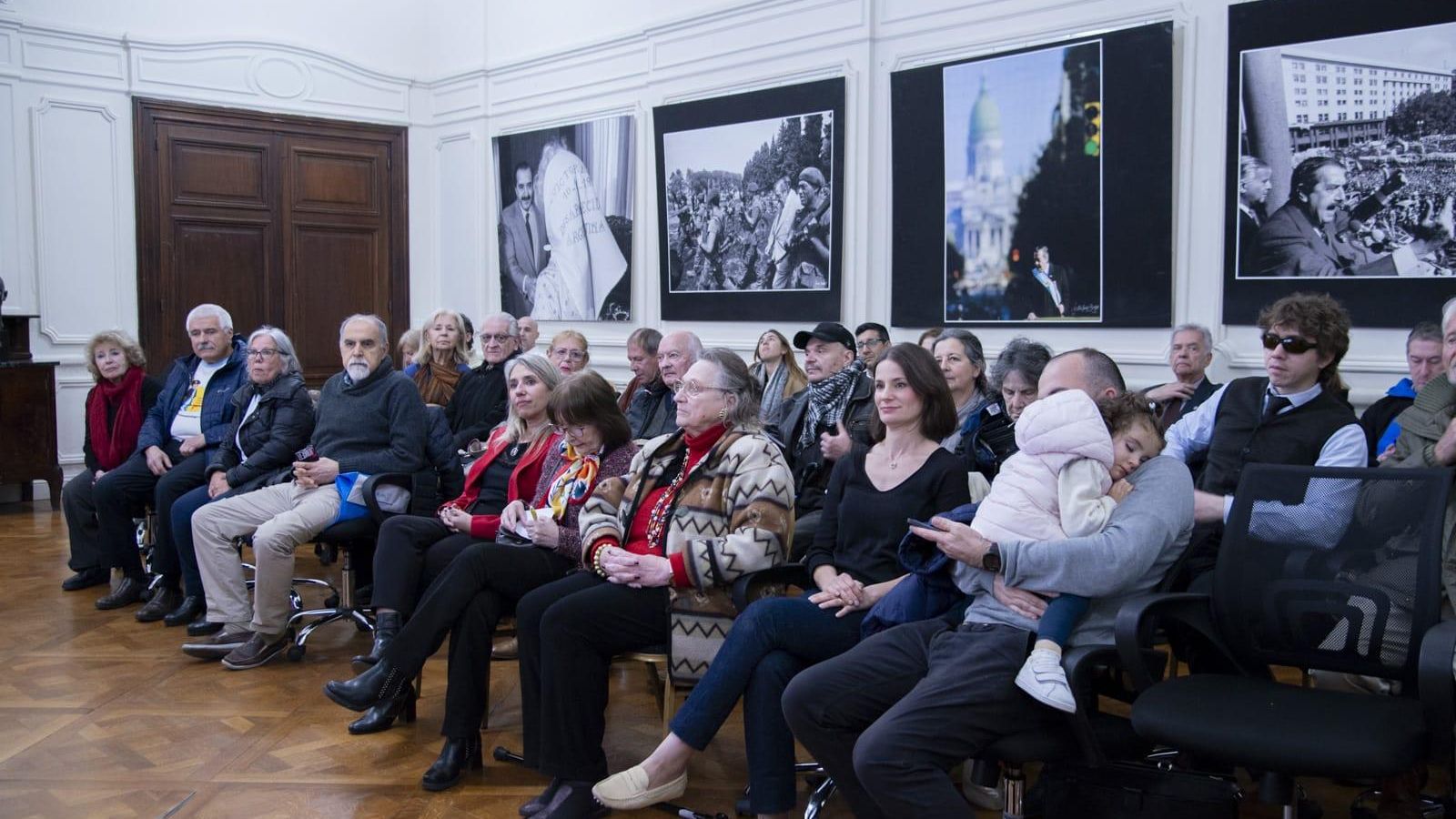 Público asistente a la presentación en el Salón Alfonsín