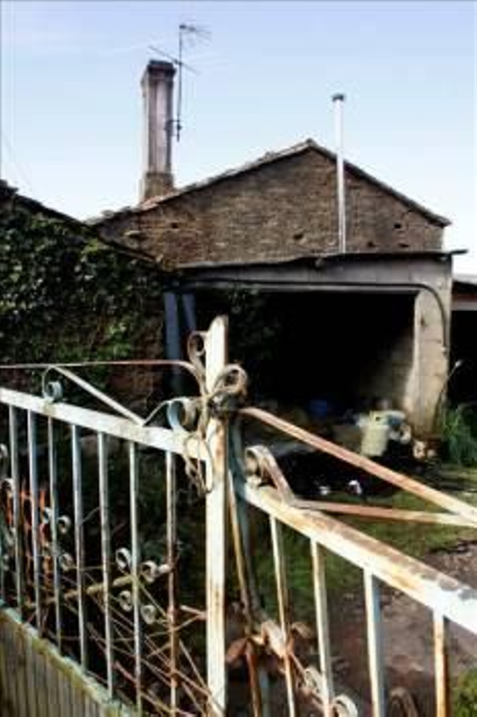 Casa de Arzúa donde un hombre de 44 años mató de dos disparos a su tío, de 61, y después se suicidó. (Foto: ELISEO TRIGO)