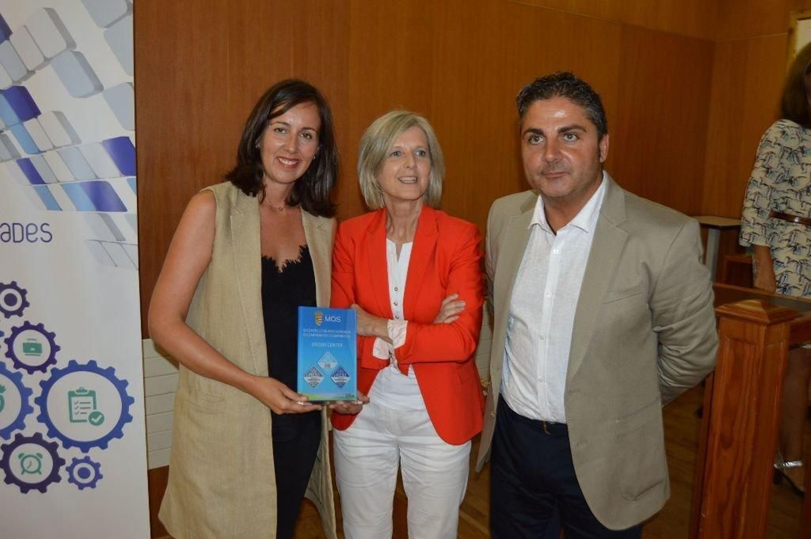 Momento de la entrega del galardón.