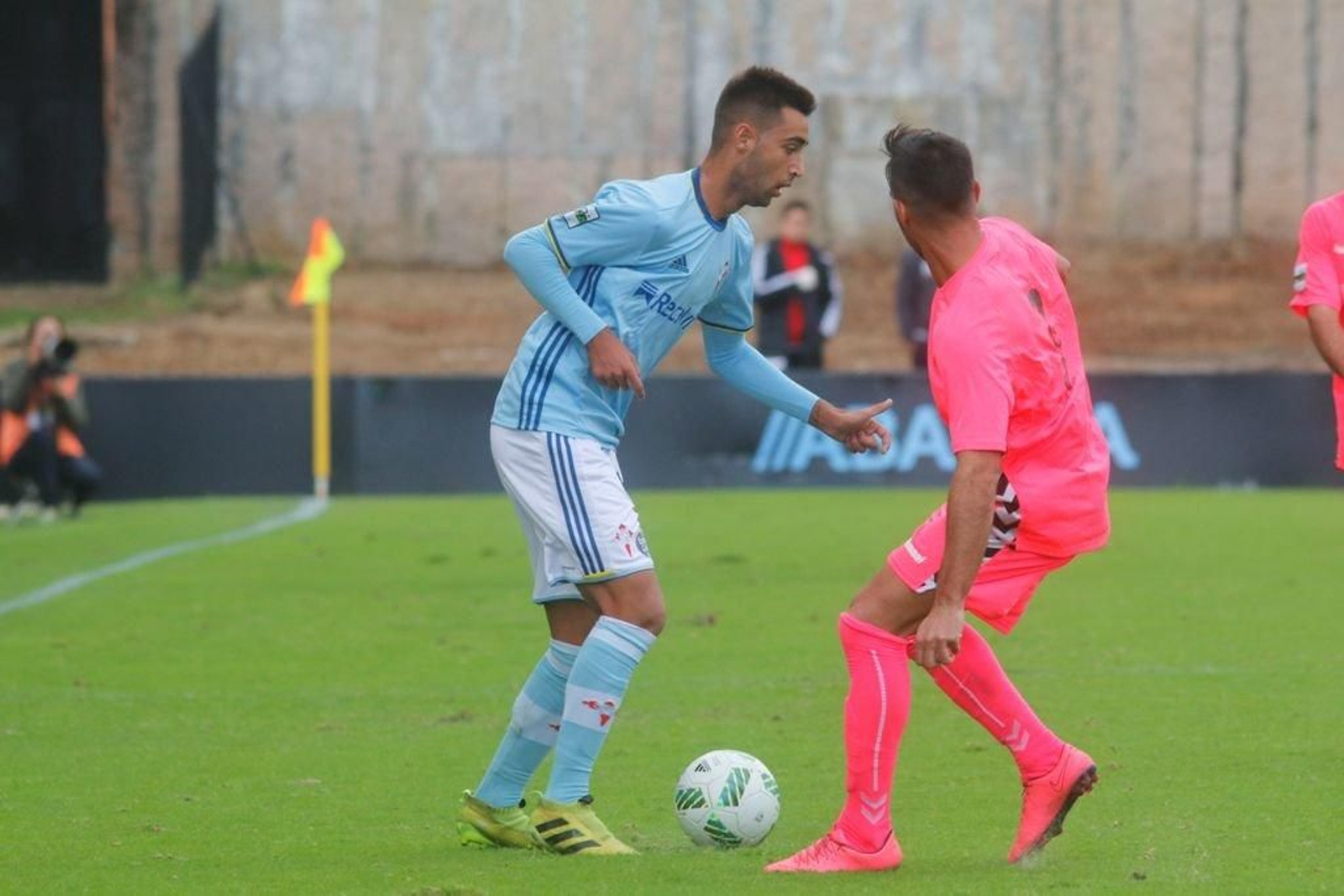 Brais Méndez encara a un rival en el partido contra la Cultural Leonesa.