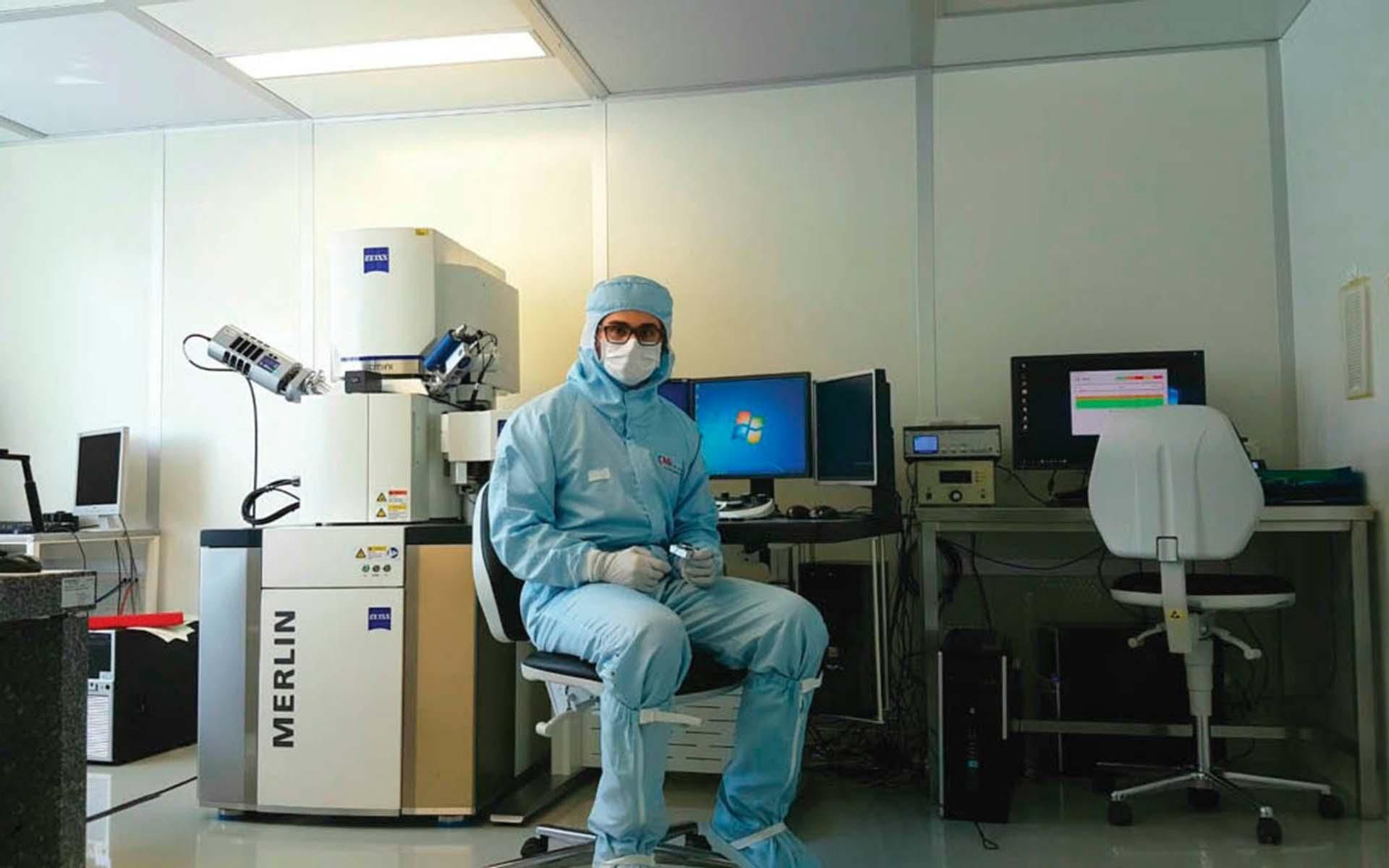 Christian Pinto en su puesto de trabajo, en la empresa holandesa ASML