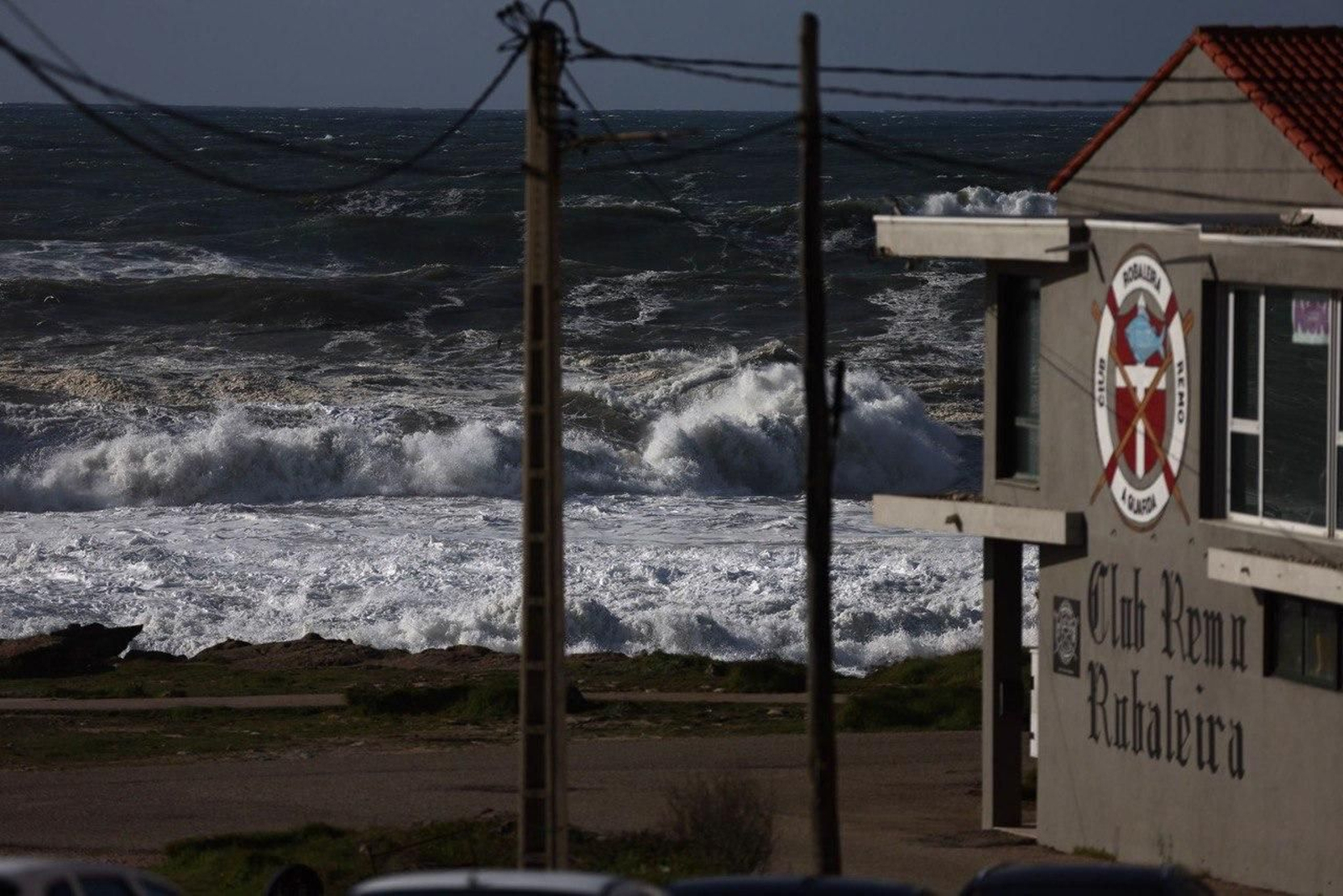 La espuma en el mar provocada por las fuertes olas en la costa de A Guarda.