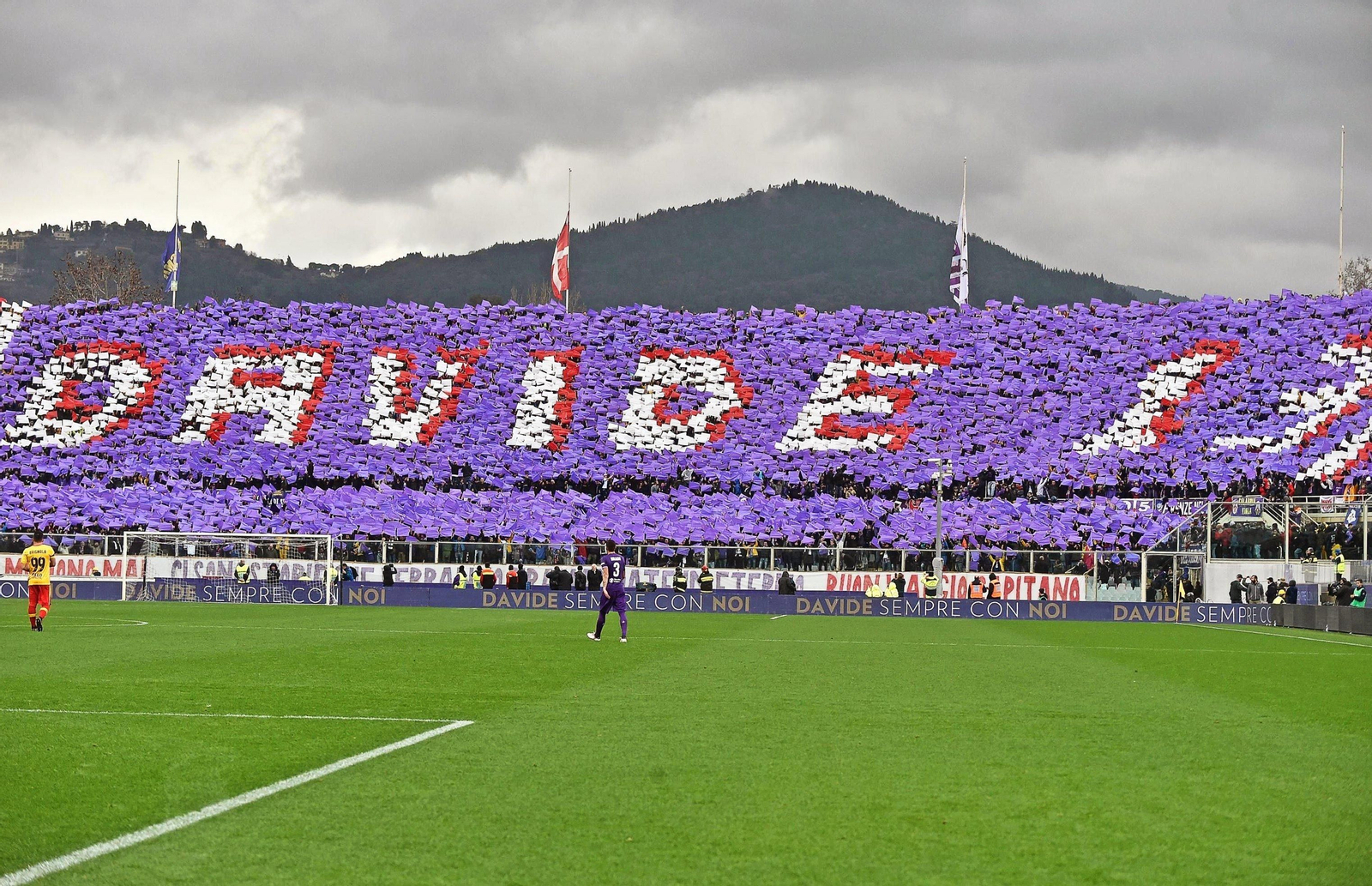 La curva 'Filesole' desplegó un mosaico de homenaje a Astoria durante el minuto 13, en el que se paró el partido