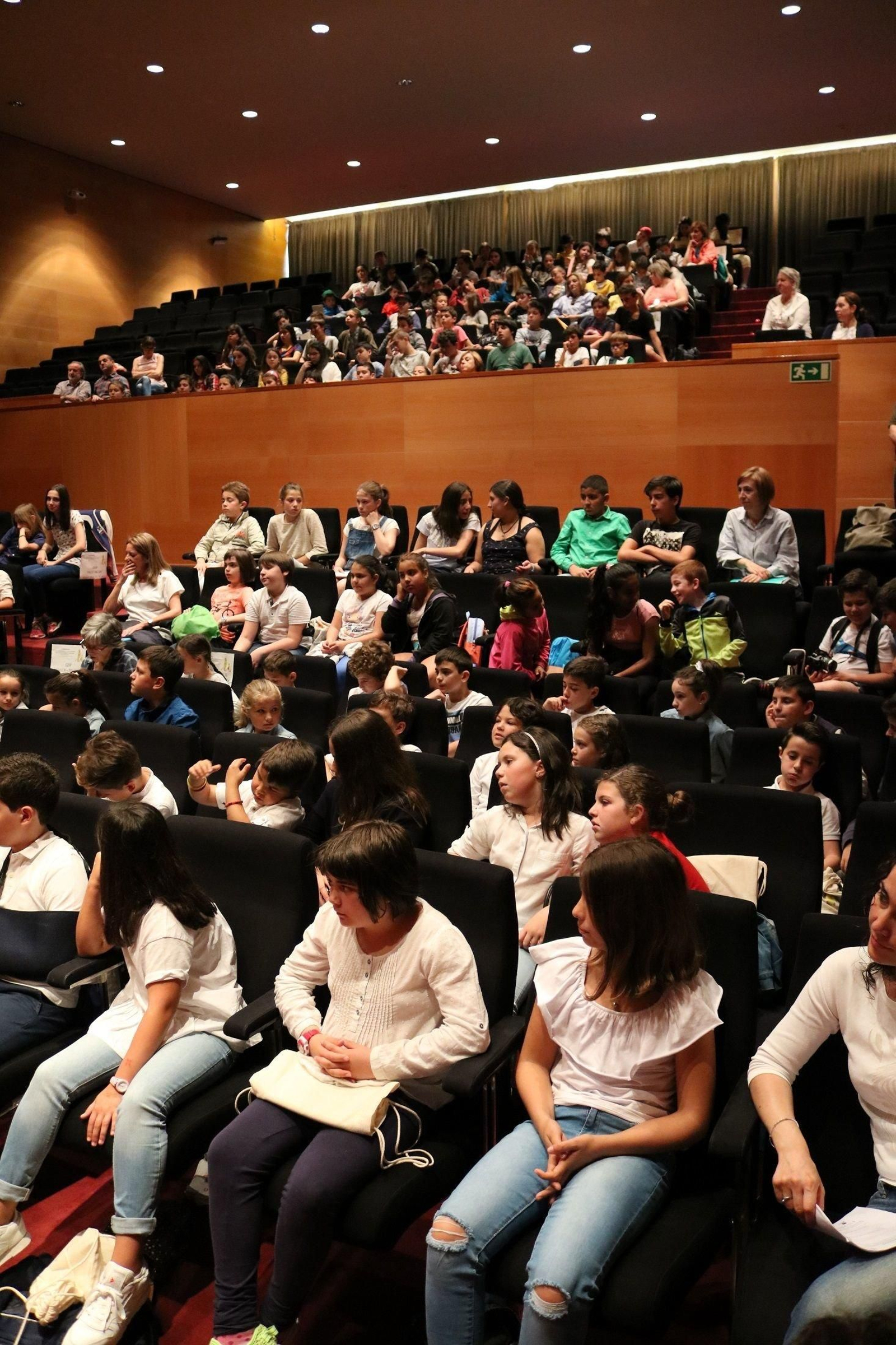 Niños participando en el congreso sobre compostaje.