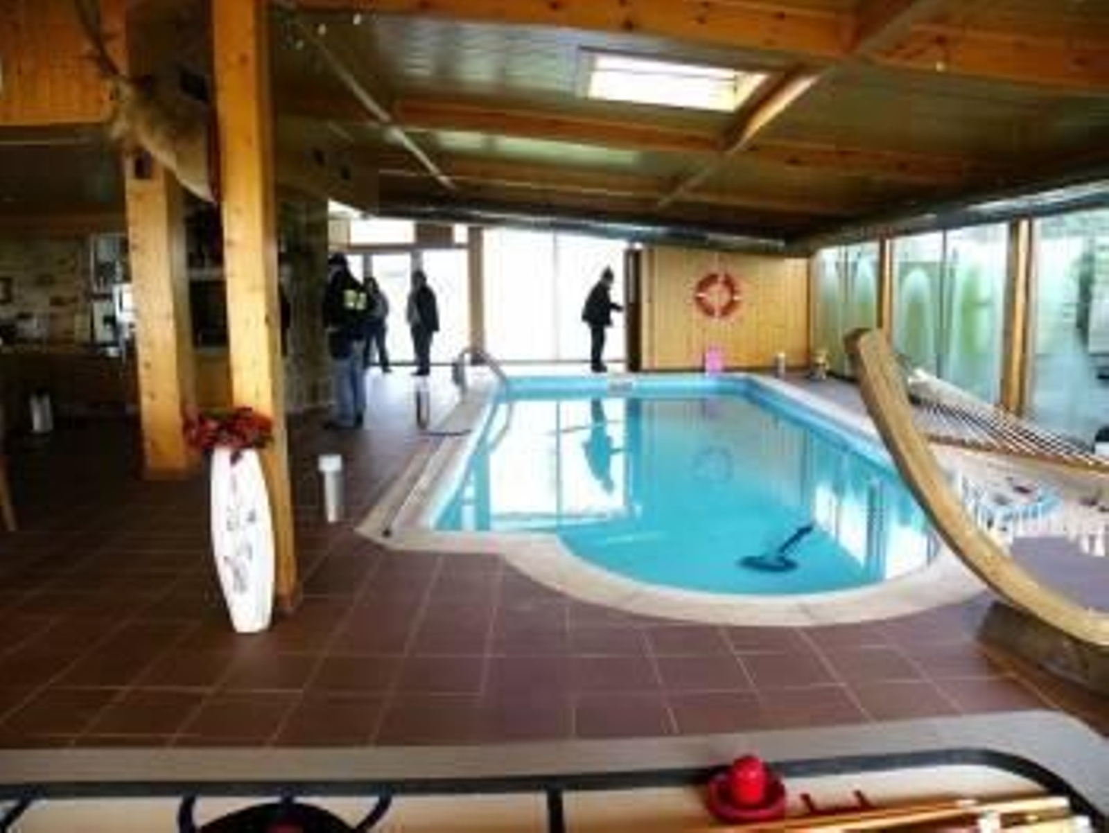 Agentes de Aduanas, en uno de los registros domiciliarios. (Foto: AGENCIA TRIBUTARIA)