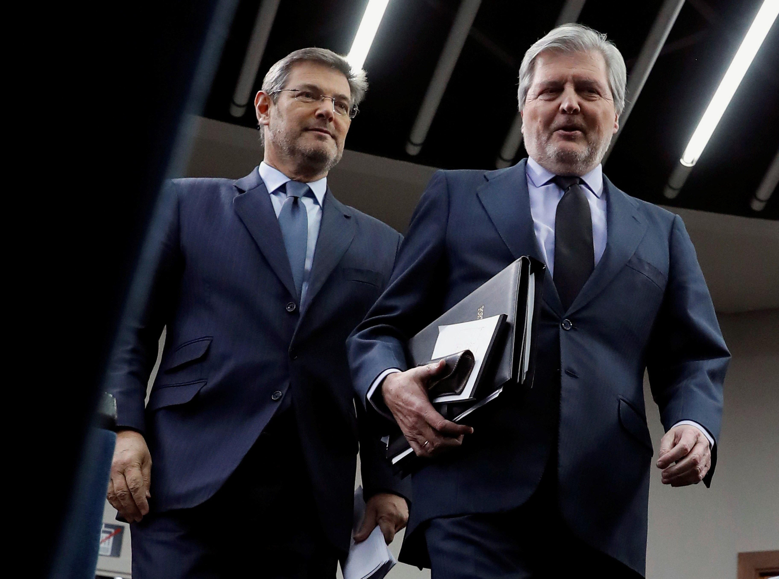 El ministro de Justicia, Rafael Catalá, y el ministro portavoz, Iñigo Méndez de Vigo, anunciaron la medida.