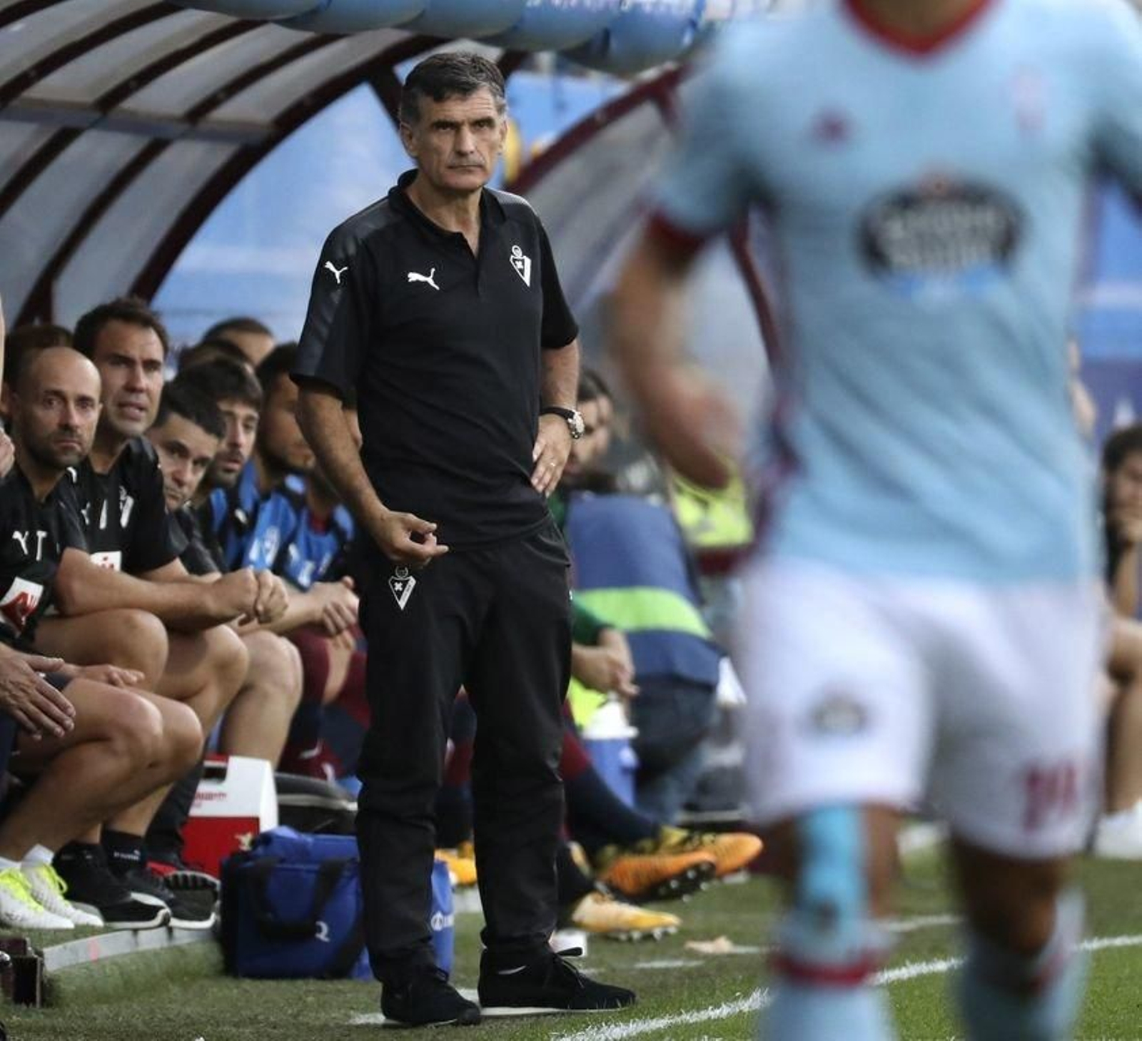 José Luis Mendilibar, técnico del Eibar, delante de su banquillo.