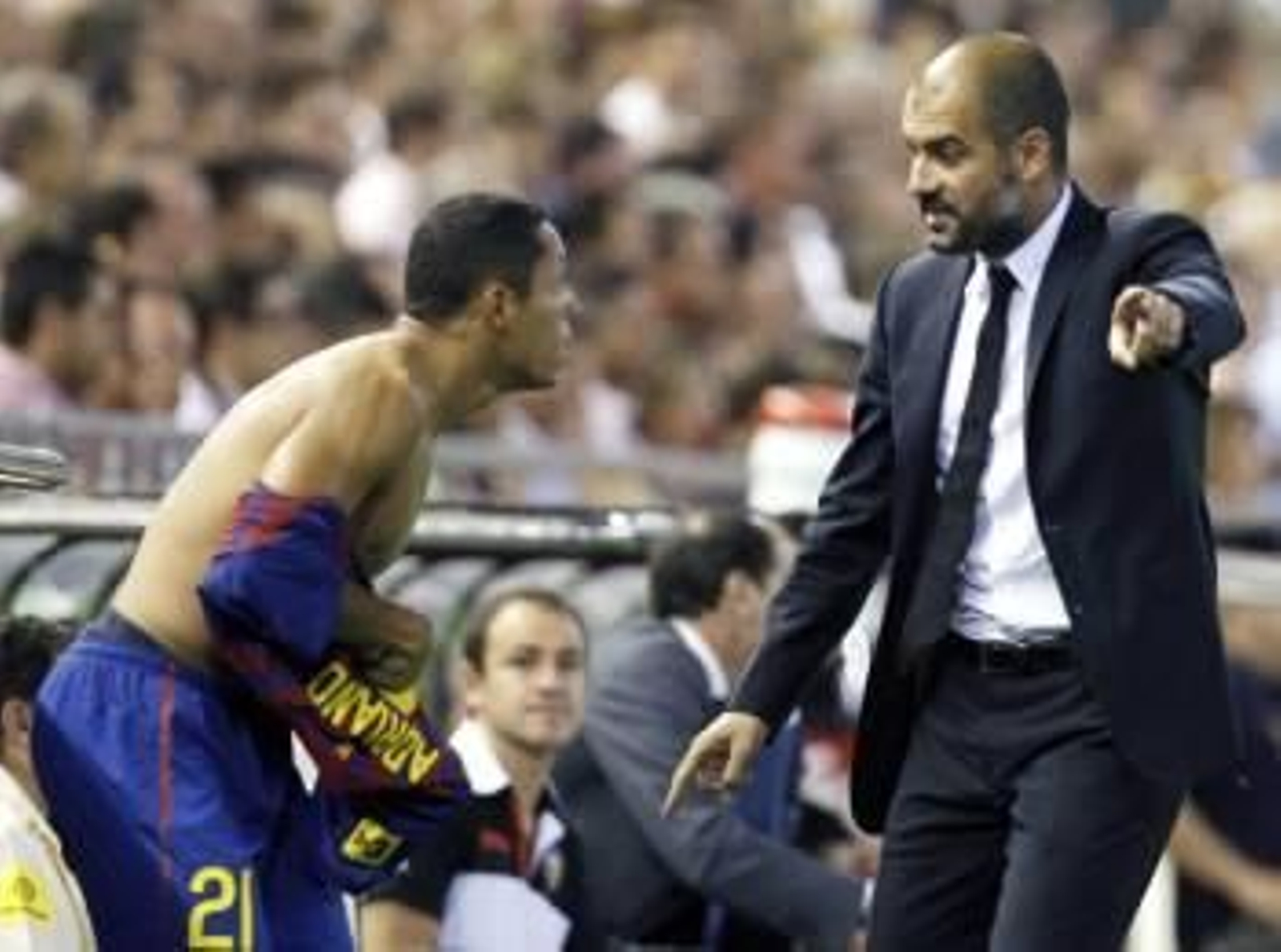 Guardiola alecciona a Adriano el pasado miércoles en el campo de Mestalla. (Foto: JUAN CARLOS CÁRDENAS)