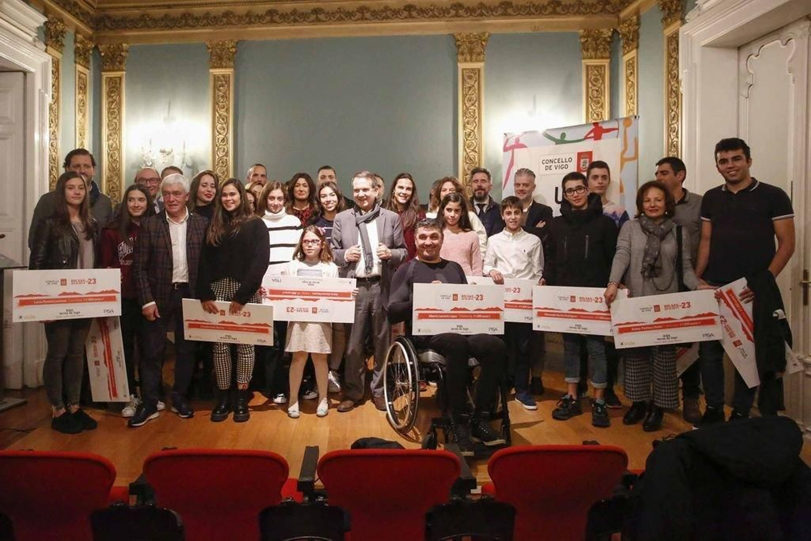 Foto de familia en la que el alcalde Abel Caballero posa con todos los deportistas becados por el Concello de Vigo.