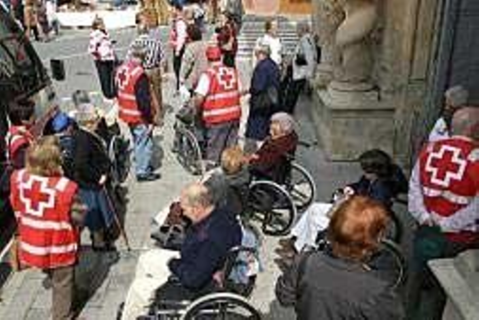 Miembros de la Cruz Roja desarrollando una labor humanitaria.