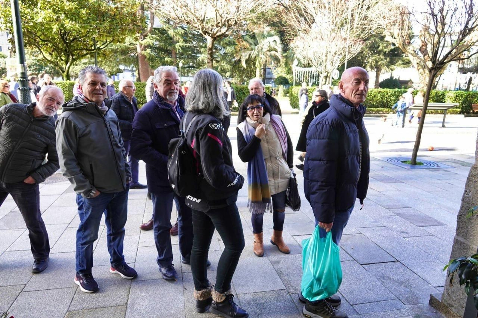 Curiosos se acercan al kiosko Cocó, que vendió un décimo del primer premio.