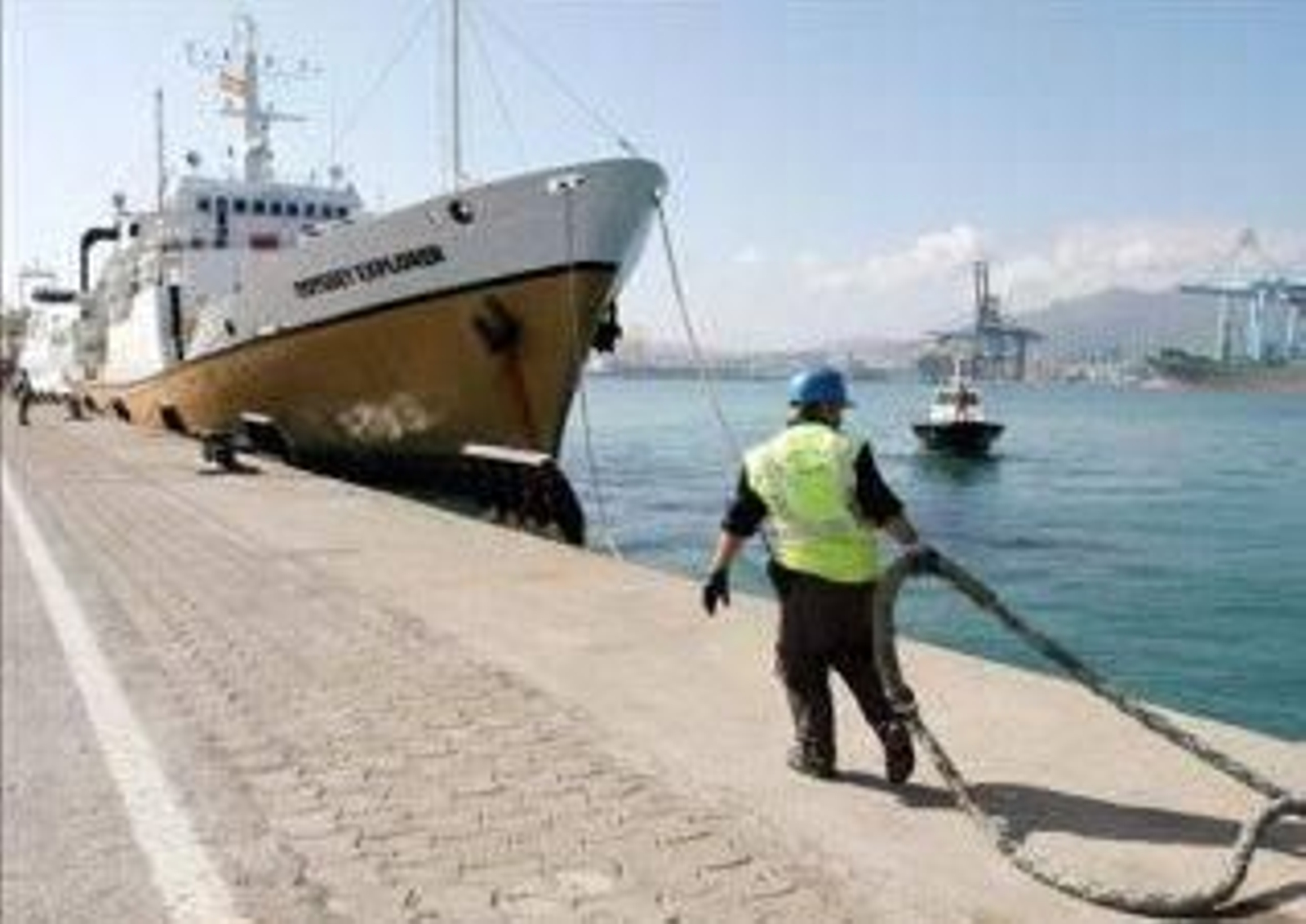 Un buque llegando a un puerto.