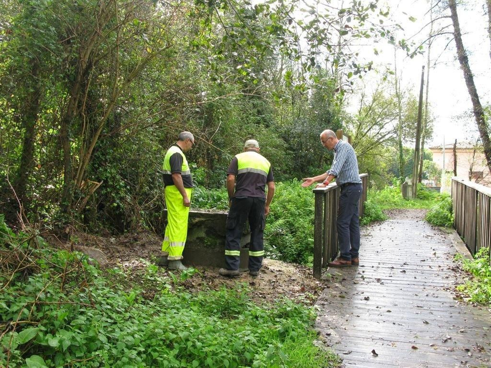 Operarios de la empresa y alcalde Juan González en uno de los pozos ubicado a escasos metros de la EDAR.