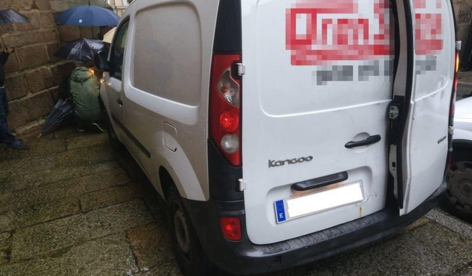 La furgoneta impactó contra una pared de la Catedral.