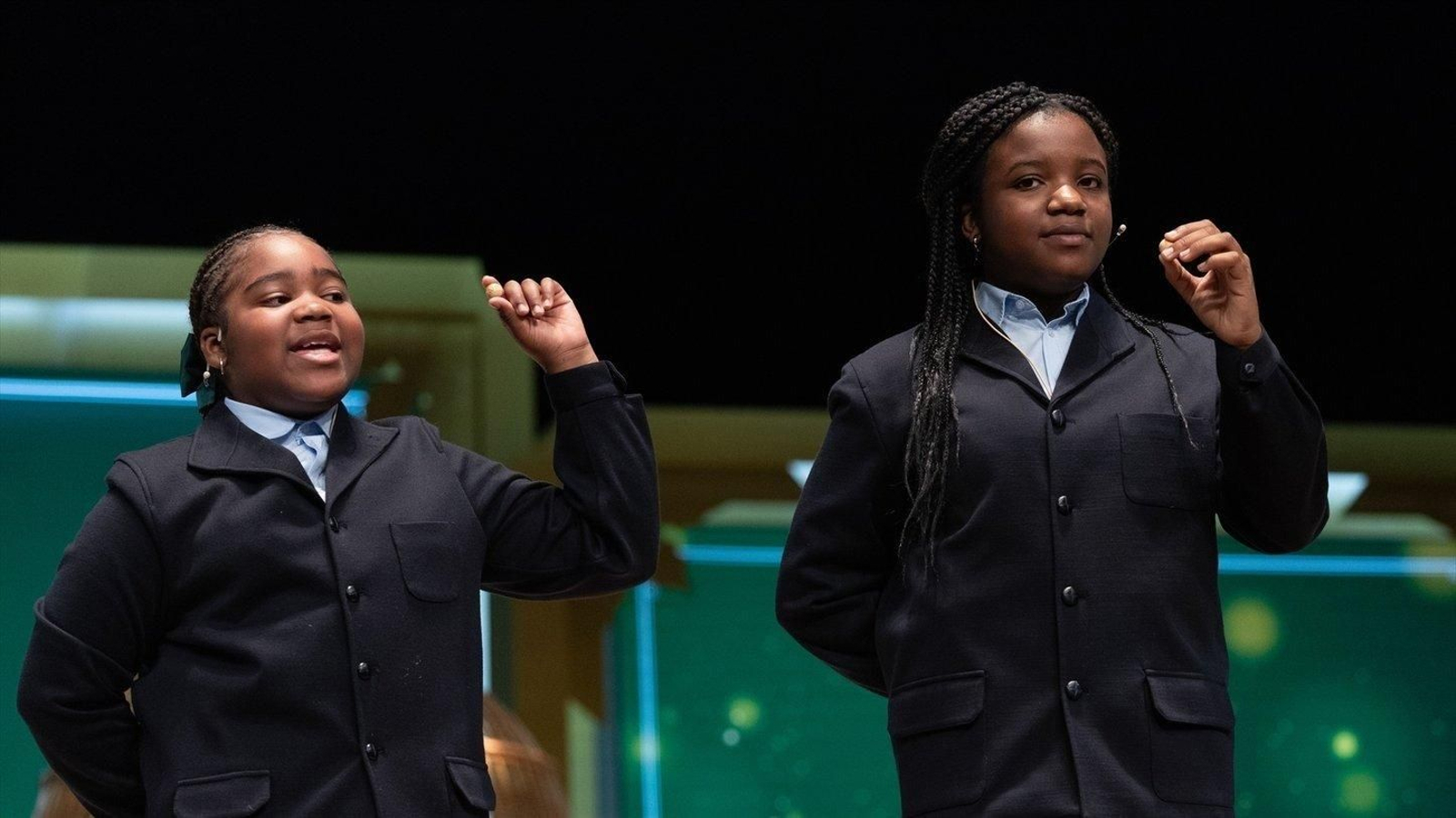 Yesica Paola Valencia Gómez (d) y Ainhoa Rosero Gómez (i) en el Sorteo de la Lotería de Navidad en diciembre. // EP