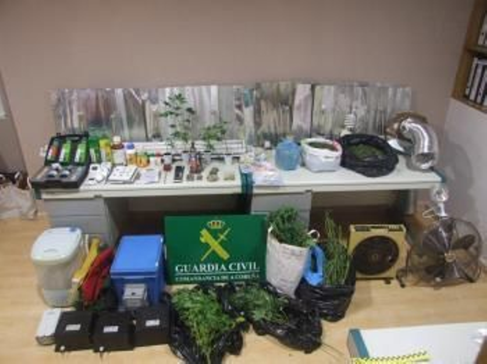 Efectos intervenidos en la 'Operación Arnon' en O Barbanza.