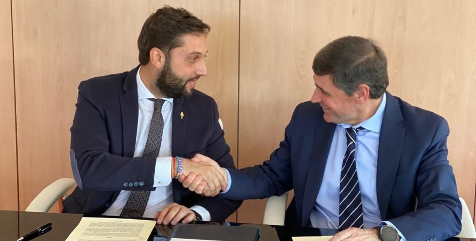 El director del Instituto de Turismo de la Región, Juan Francisco Martínez y el presidente de Segittur, Enrique Martínez, tras la firma del convenio