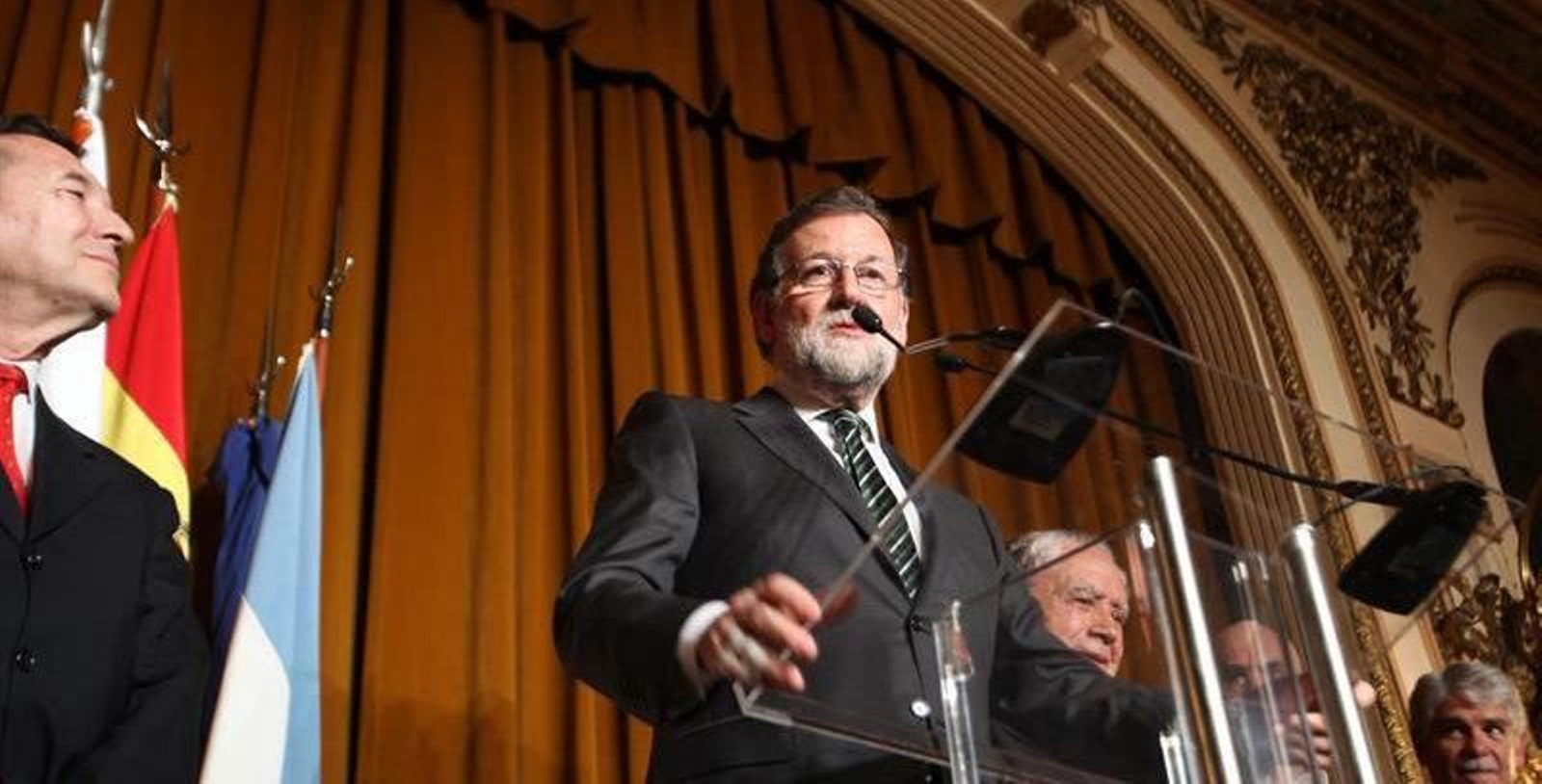 Rajoy dirigiéndose ante la colectividad en su visita a Argentina, con el presidente de la Casa de Galicia, José María Vila Alén a su izquierda y la atenta mirada del ministro Dastis. Foto: yahoo noticias