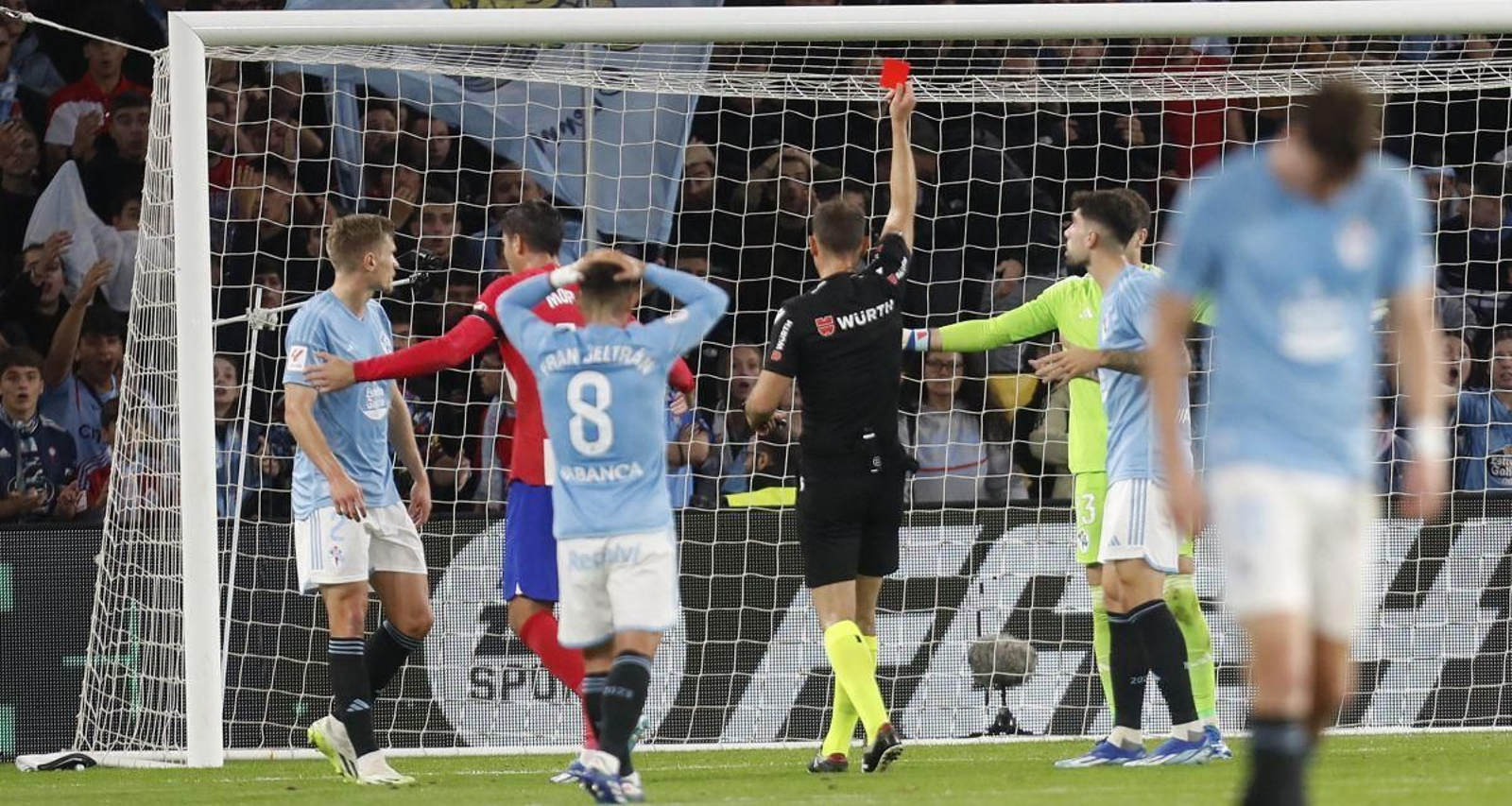 El árbitro del encuentro, Cuadra Fernández, expulsa a Iván Villar tras cometer penalti sobre Álvaro Morata en el minuto 24 del partido.