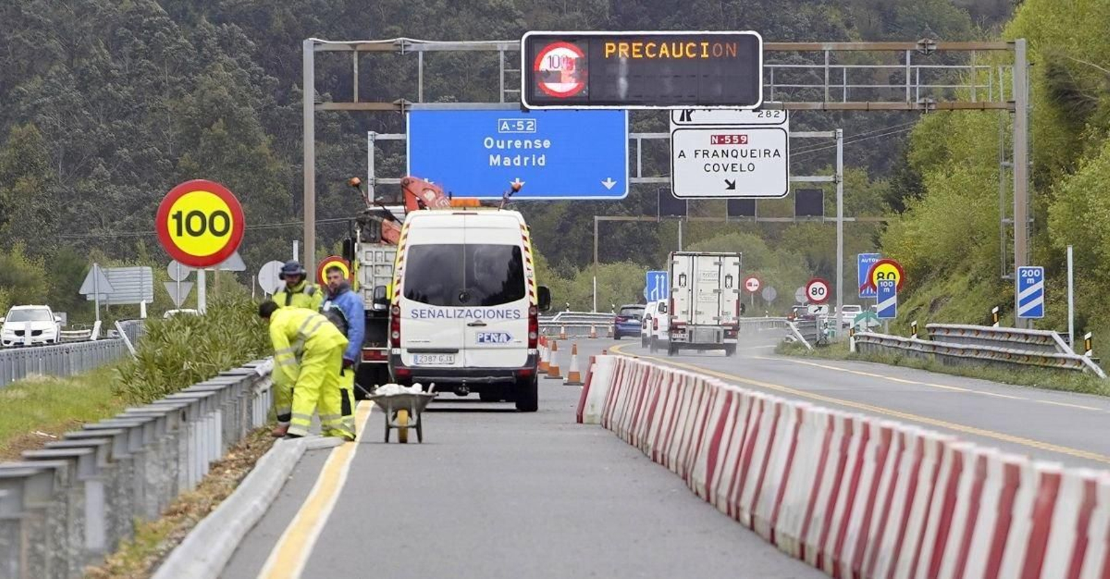 Actualmente permanece cortado el carril de la izquierda hasta cerca del túnel  del Folgoso, como se ve en la imagen, en dirección a Ourense.