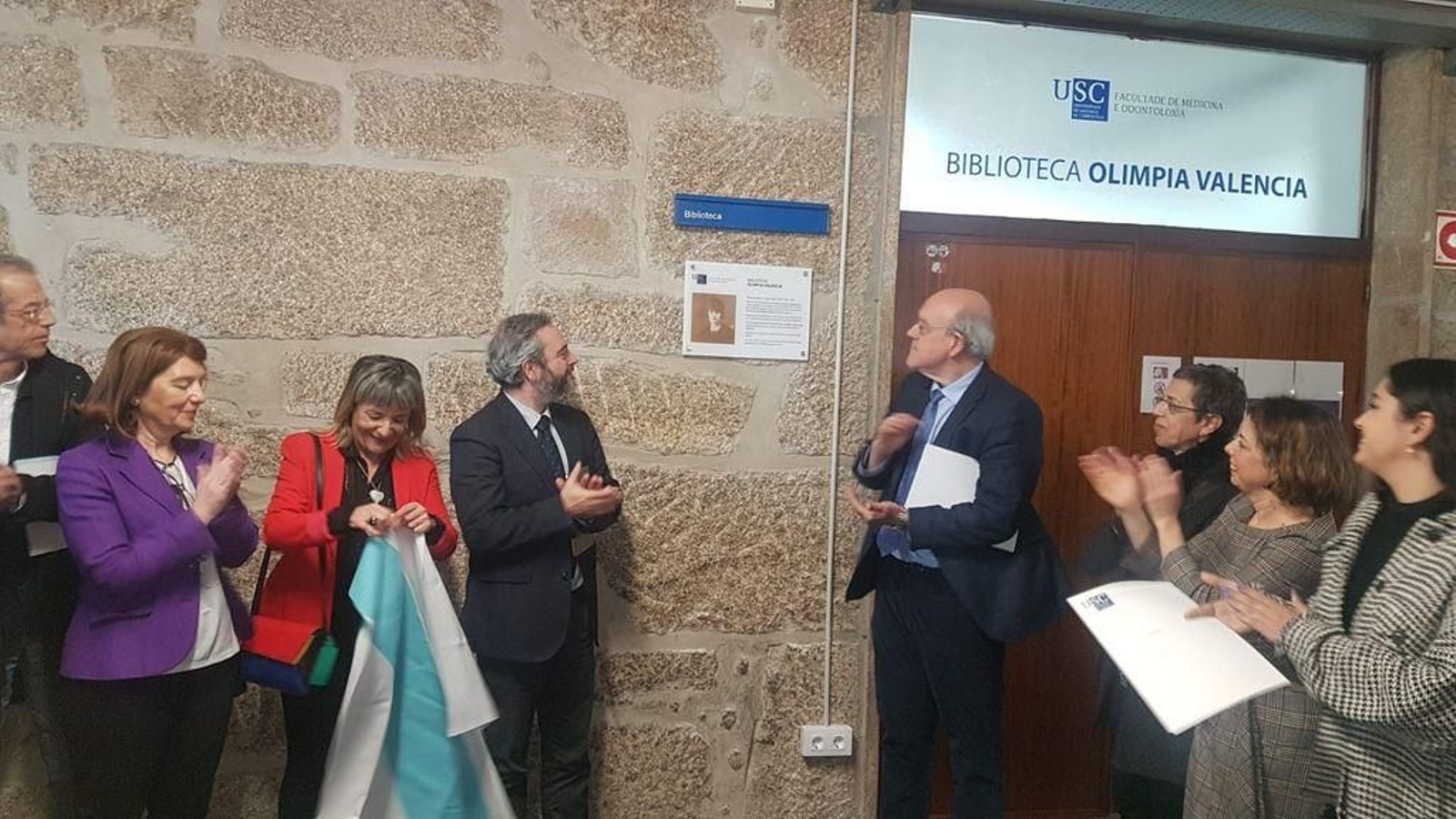 El momento de descubrimiento de la placa, ayer a la puerta de la biblioteca.