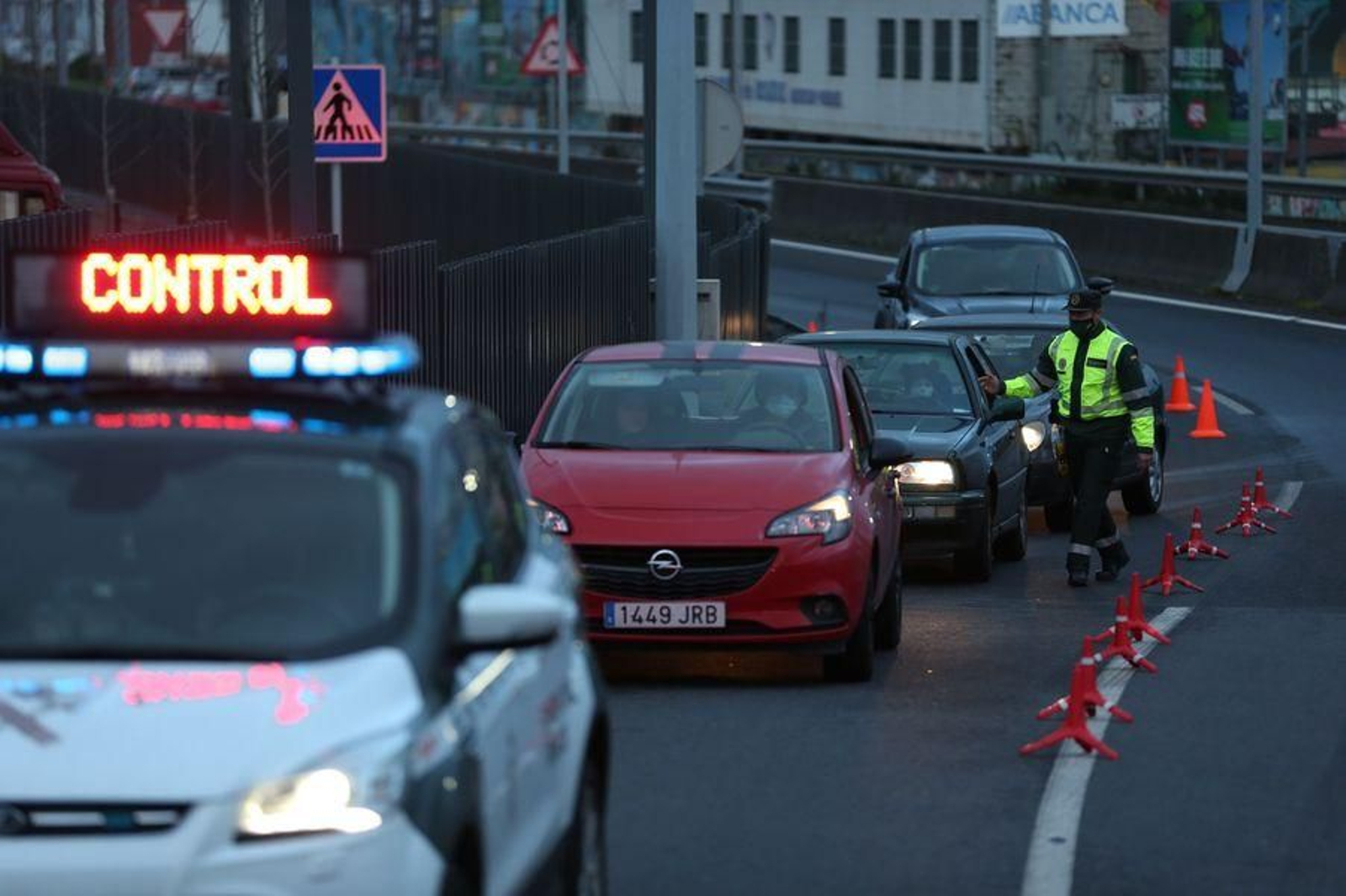 La Guardia Civil realiza controles en los accesos a la ciudad para vigilar la movilidad // Alberte