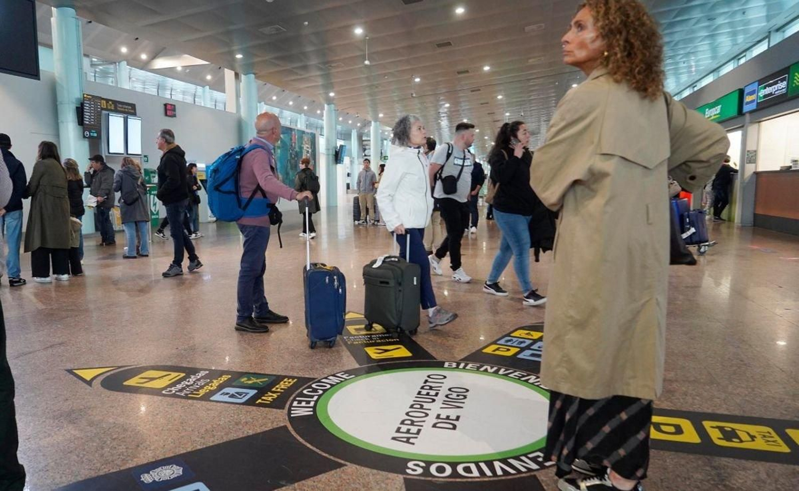 La terminal de Peinador vivió ayer el último día de tráfico aéreo en las próximas cuatro semanas que cierra por obras.