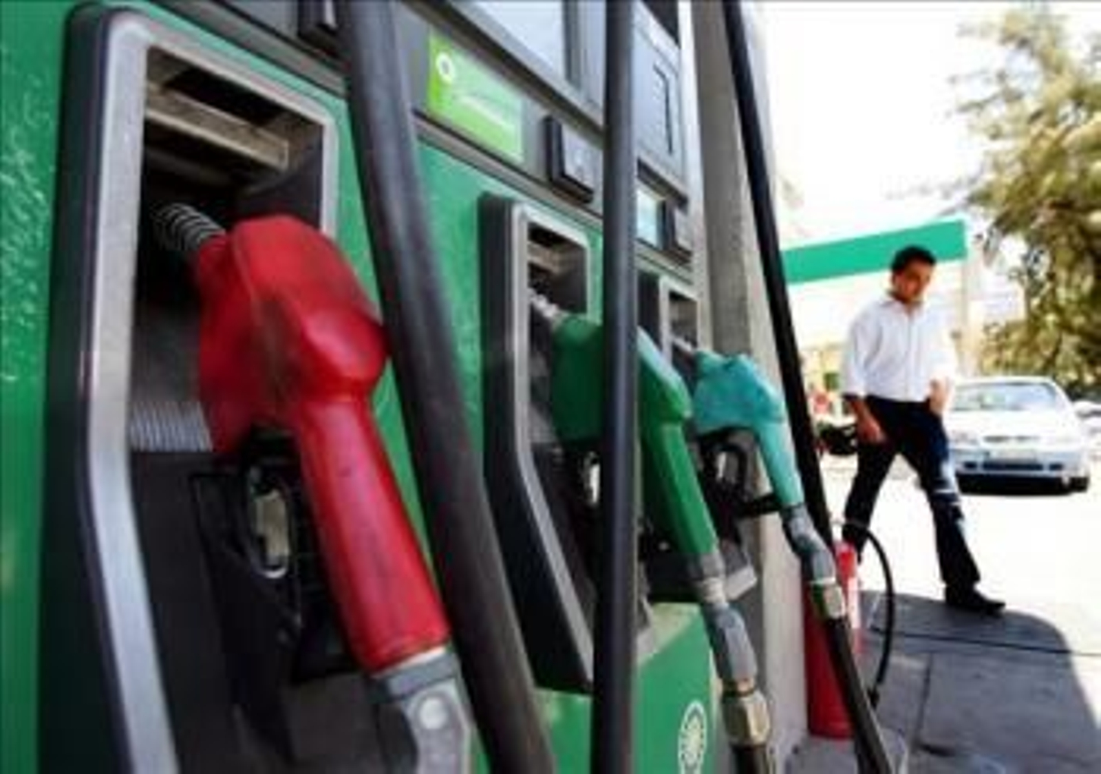 Varios surtidores en una gasolinera (Foto: EFE)