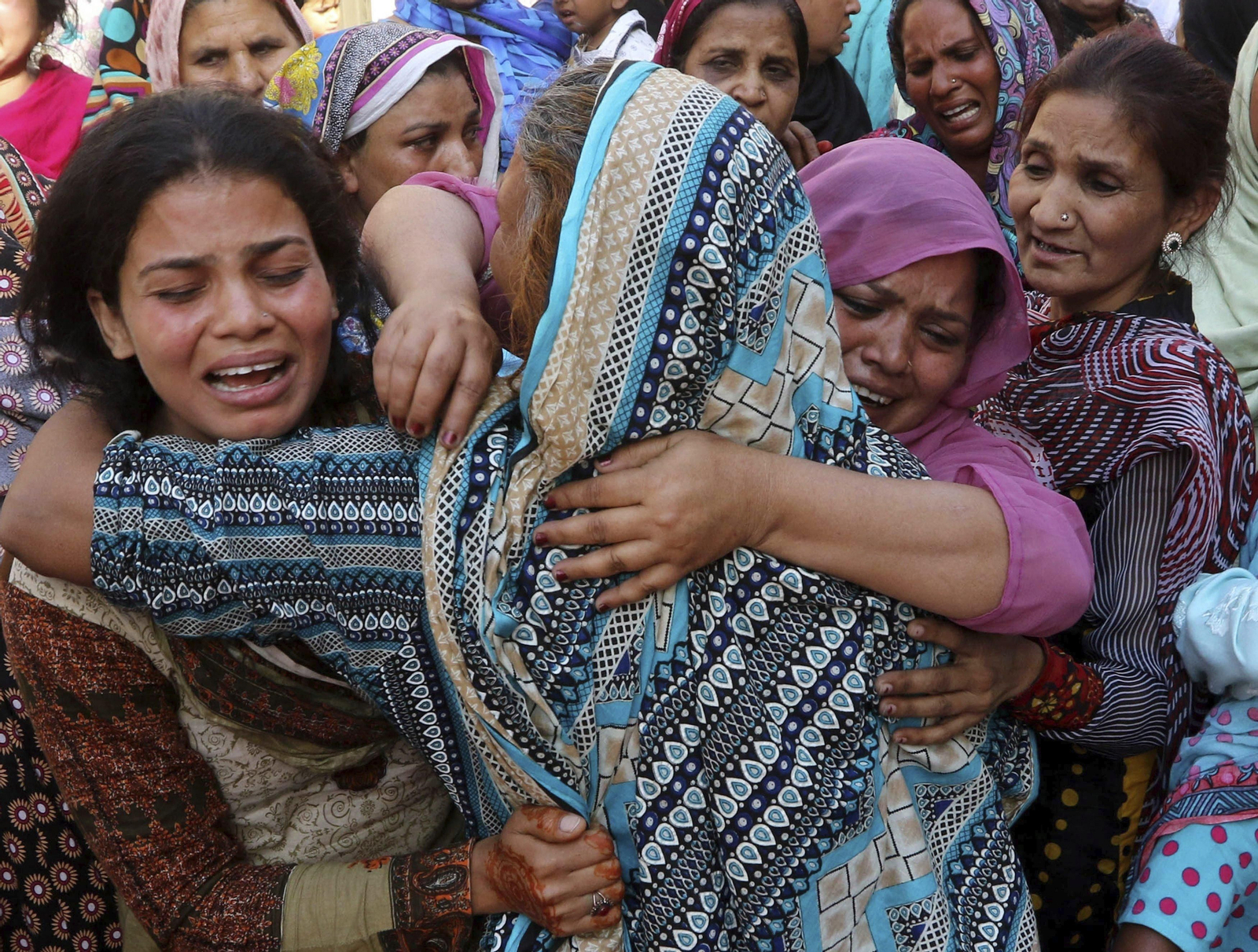 Un grupo de mujeres llora en el funeral de una de las víctimas del atentado.