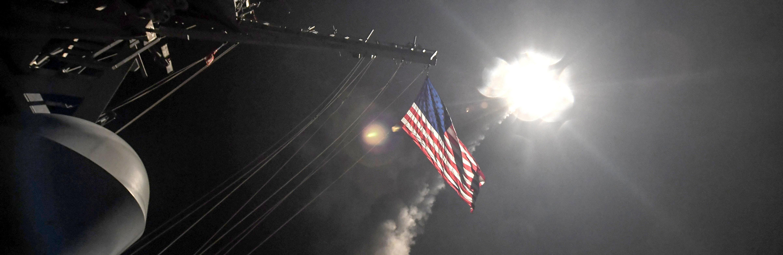 Fotografía cedida por la Oficina de Información de la Marina de los Estados Unidos que muestra la nave destructora de misiles USS Porter al momento de lanzar un ataque con misiles Tomahawk en el Mar Meditarráneo