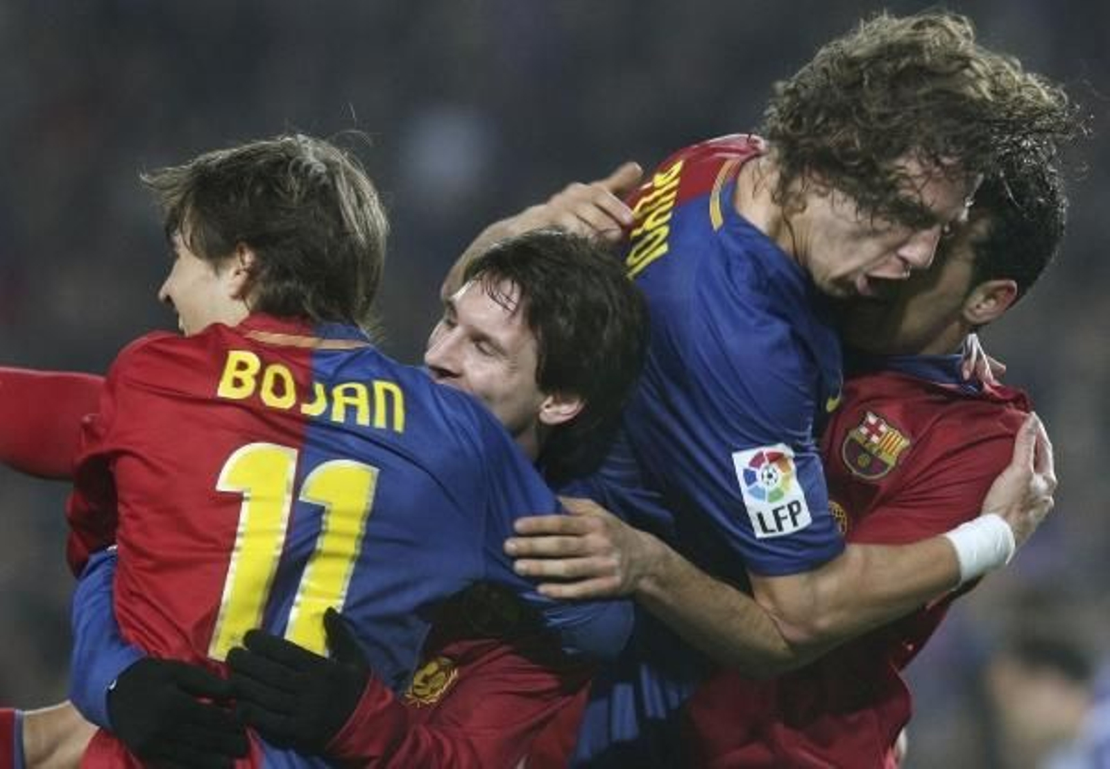 Los jugadores del Barcelona festejan el segundo gol de Messi.