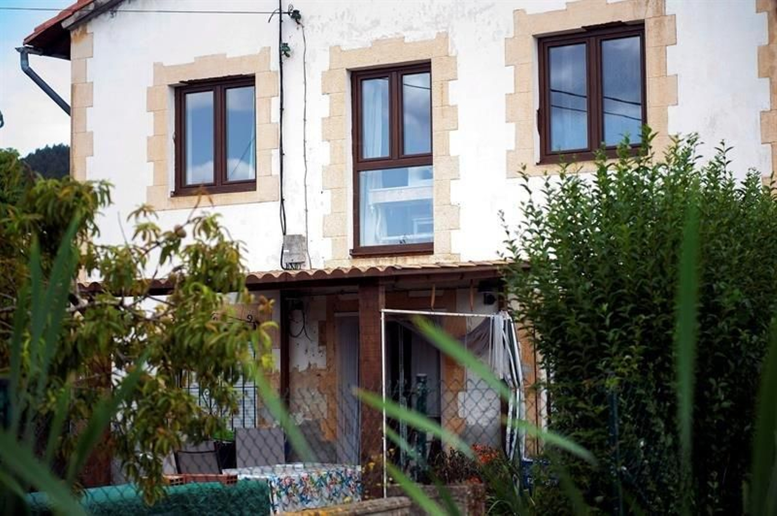 Vista del domicilio de la mujer asesinada ayer