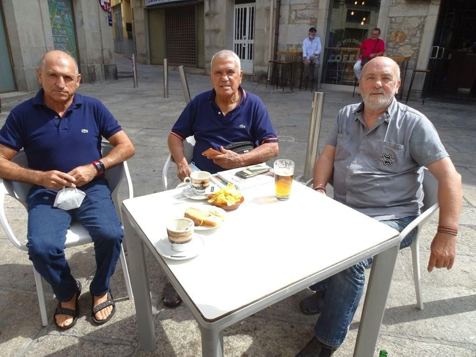 Fernando Bernardez y Miguel Velázquez disfrutando de un café con un amigo en A Guarda.