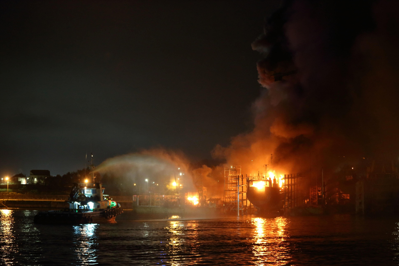 Incendio de un astillero en Marín // Alberte