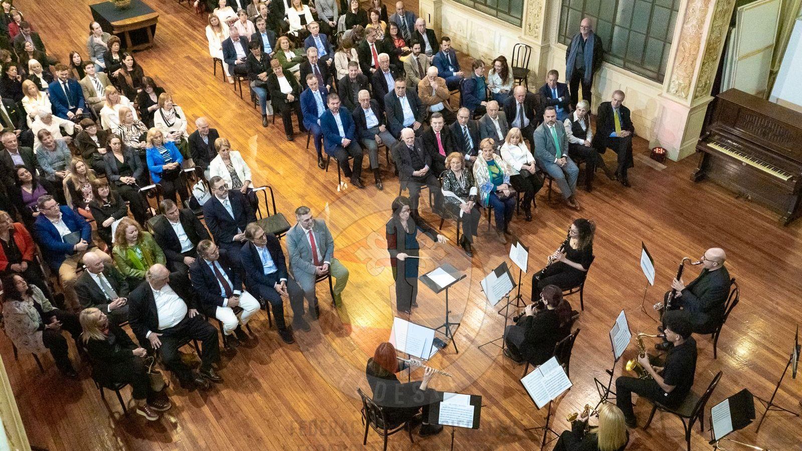 Actuacion de Ensamble Ayres del Plata y público