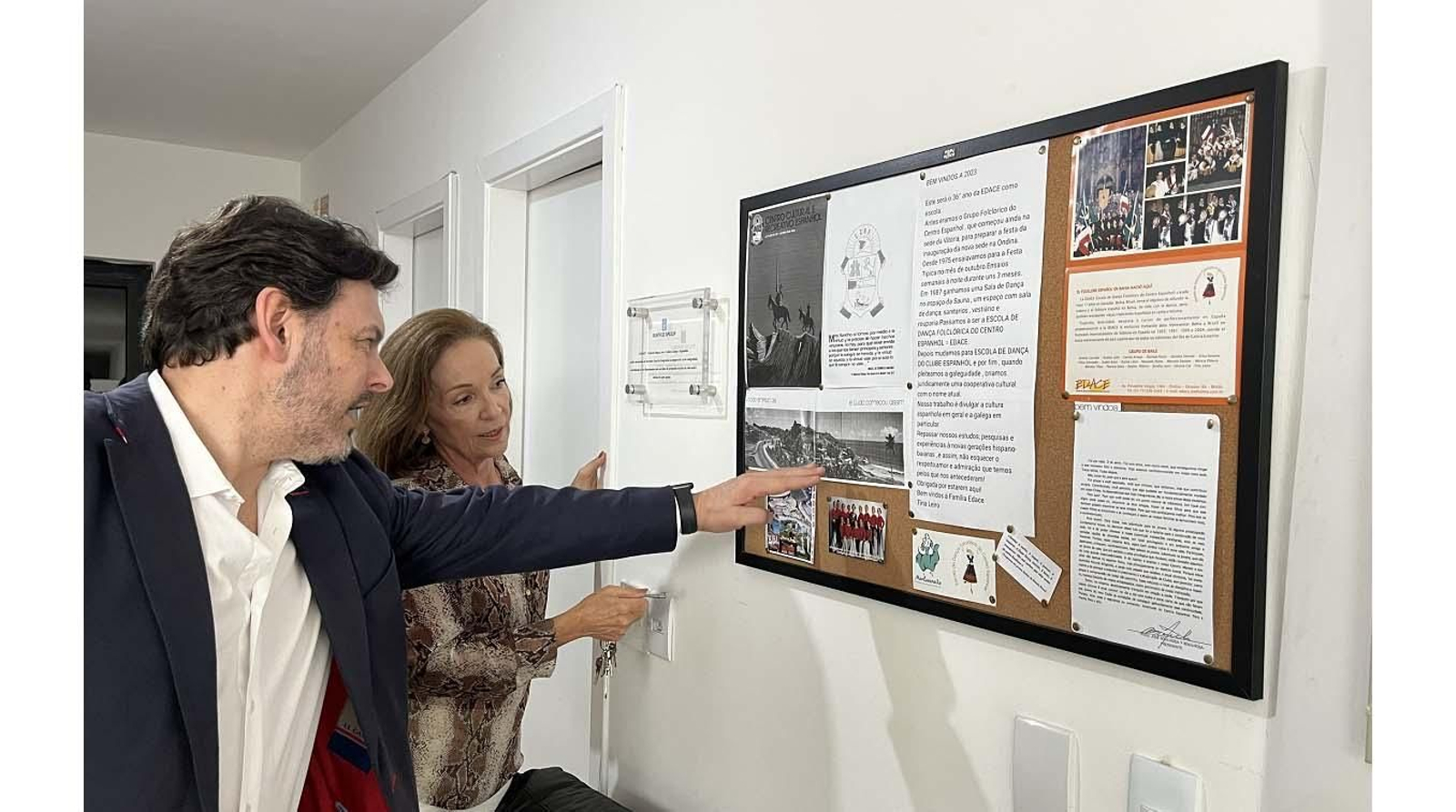 Imagen de la visita del secretario xeral da Emigración a la EDACE