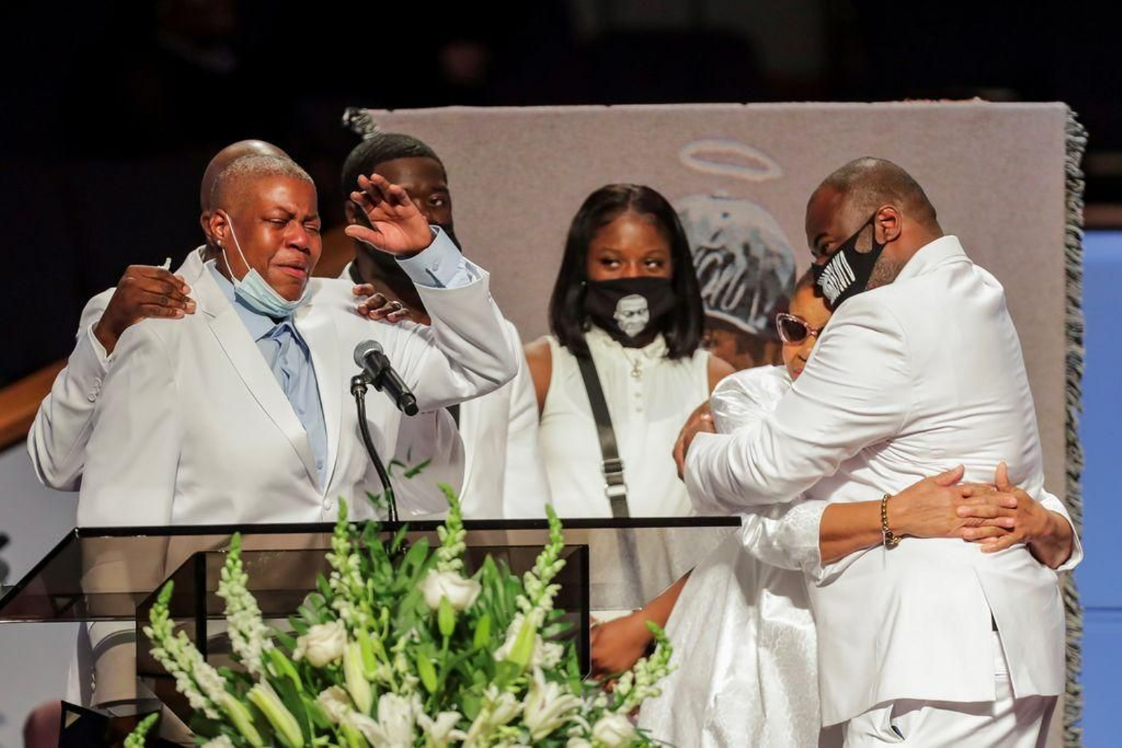 Los familiares de George Floyd, emocionados durante el funeral.