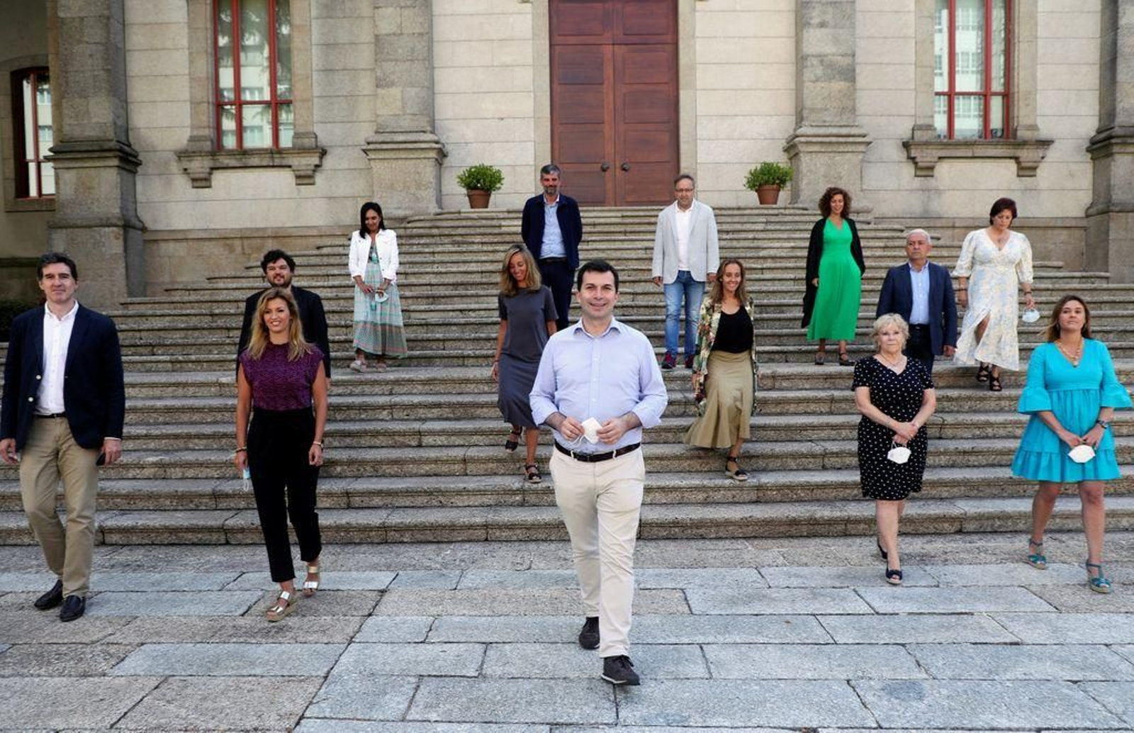 El grupo parlamentario socialista ante la puerta del Parlamento de Galicia.