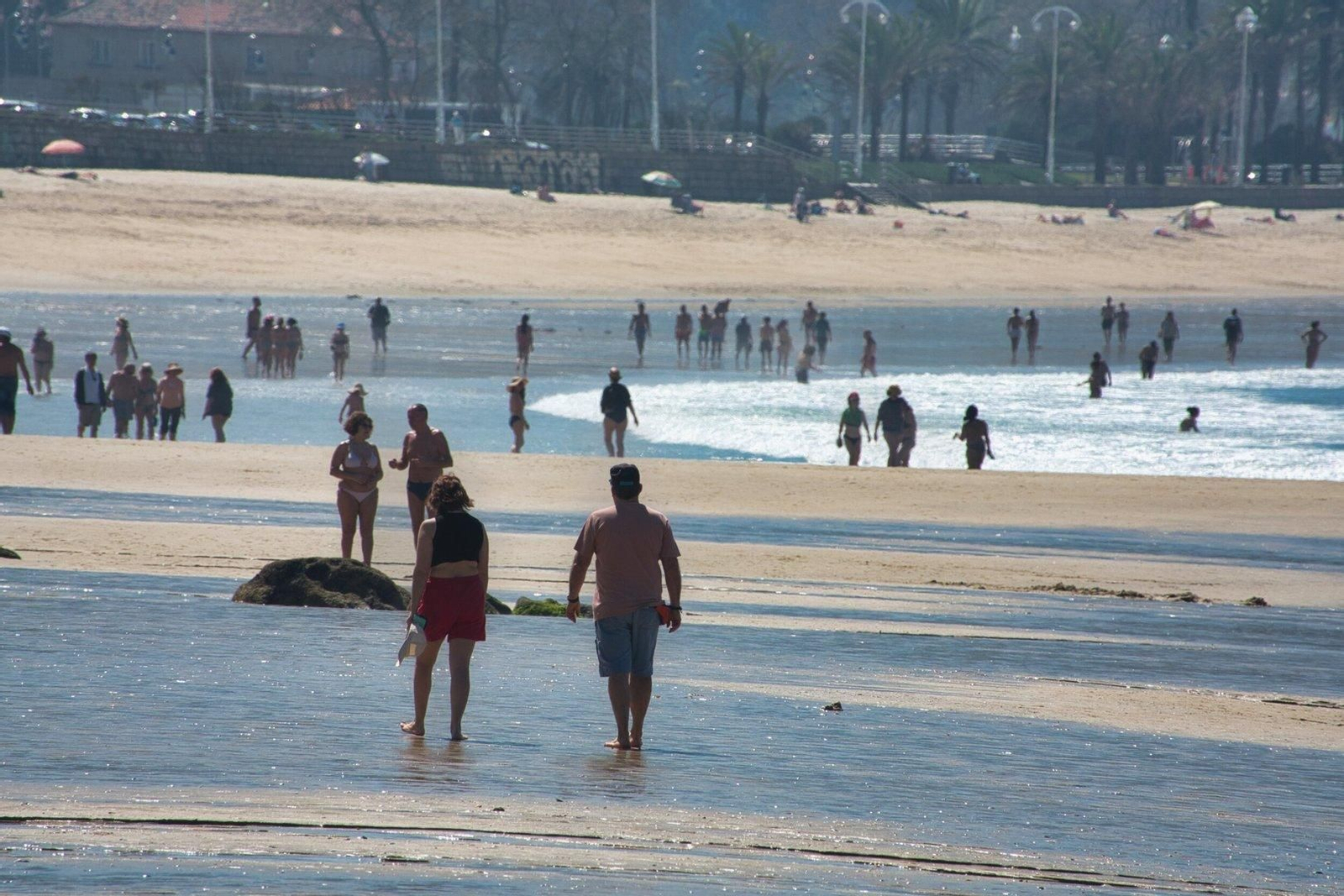 Gente paseando por Samil.