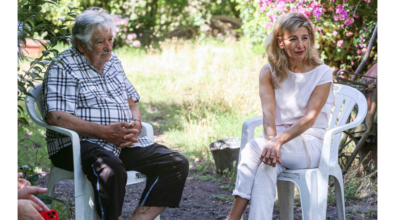 La vicepresidenta segunda y ministra de Trabajo y Economía Social de España, Yolanda Díaz (d), visitó al expresidente uruguayo José Pepe Mujica, en Rincón del Cerro, en Montevideo (Uruguay). EFE/ Gastón Britos