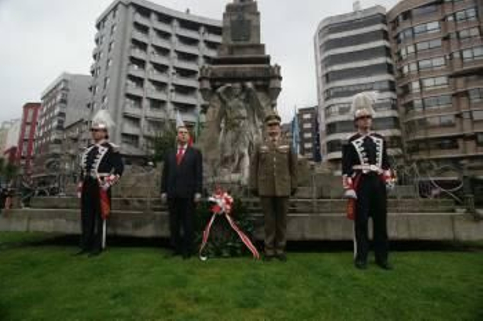 El alcalde Abel Caballero y el subdelegado de Defensa Lorenzo Sánchez hicieron la ofrenda floral a los héroes de la Reconquista.  (Foto: VICENTE ALONSO)
