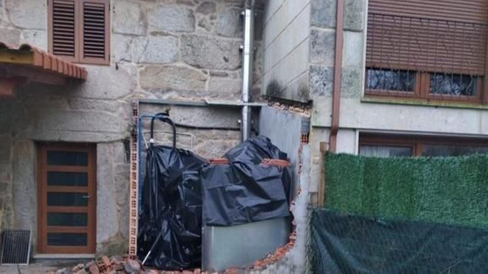 El galpón derribado, adosado a la casa de Carmen Pallarés (izq). Y detalle de la chimenea.