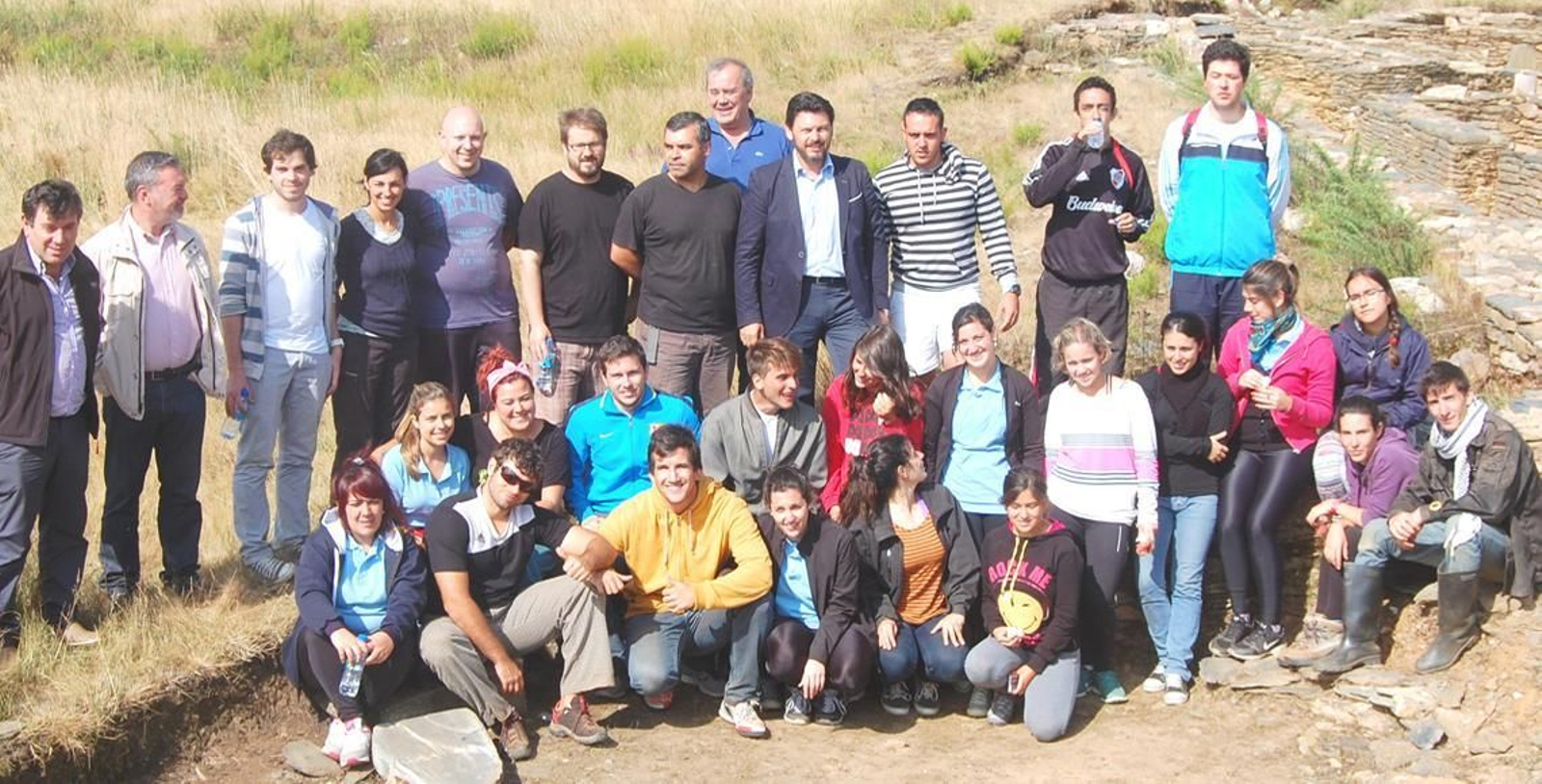 Antonio Miranda visita a los descendientes de gallegos que reconstruyen un castro en Lugo.