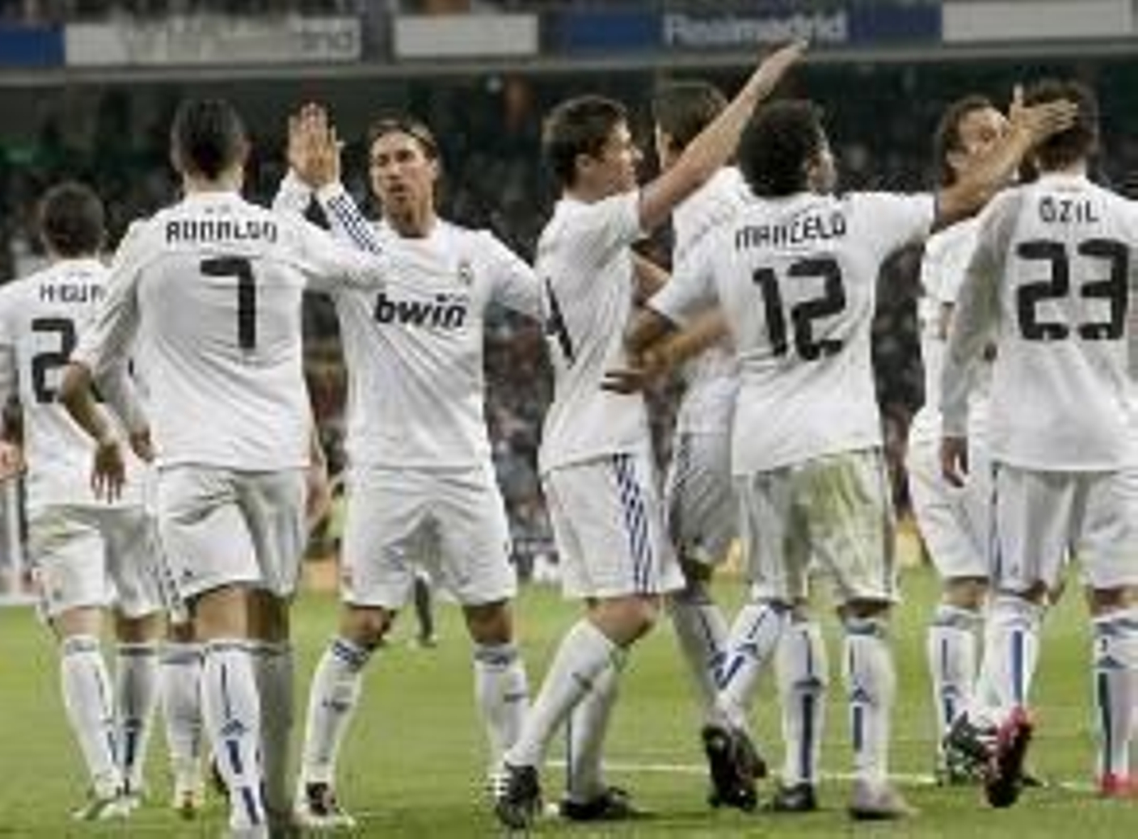 Foto de archivo. El Real Madrid celebra un gol.