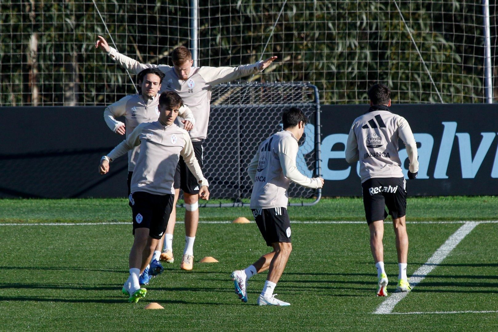 El filial refuerza hasta con cinco jugadores al primer equipo para el duelo copero.