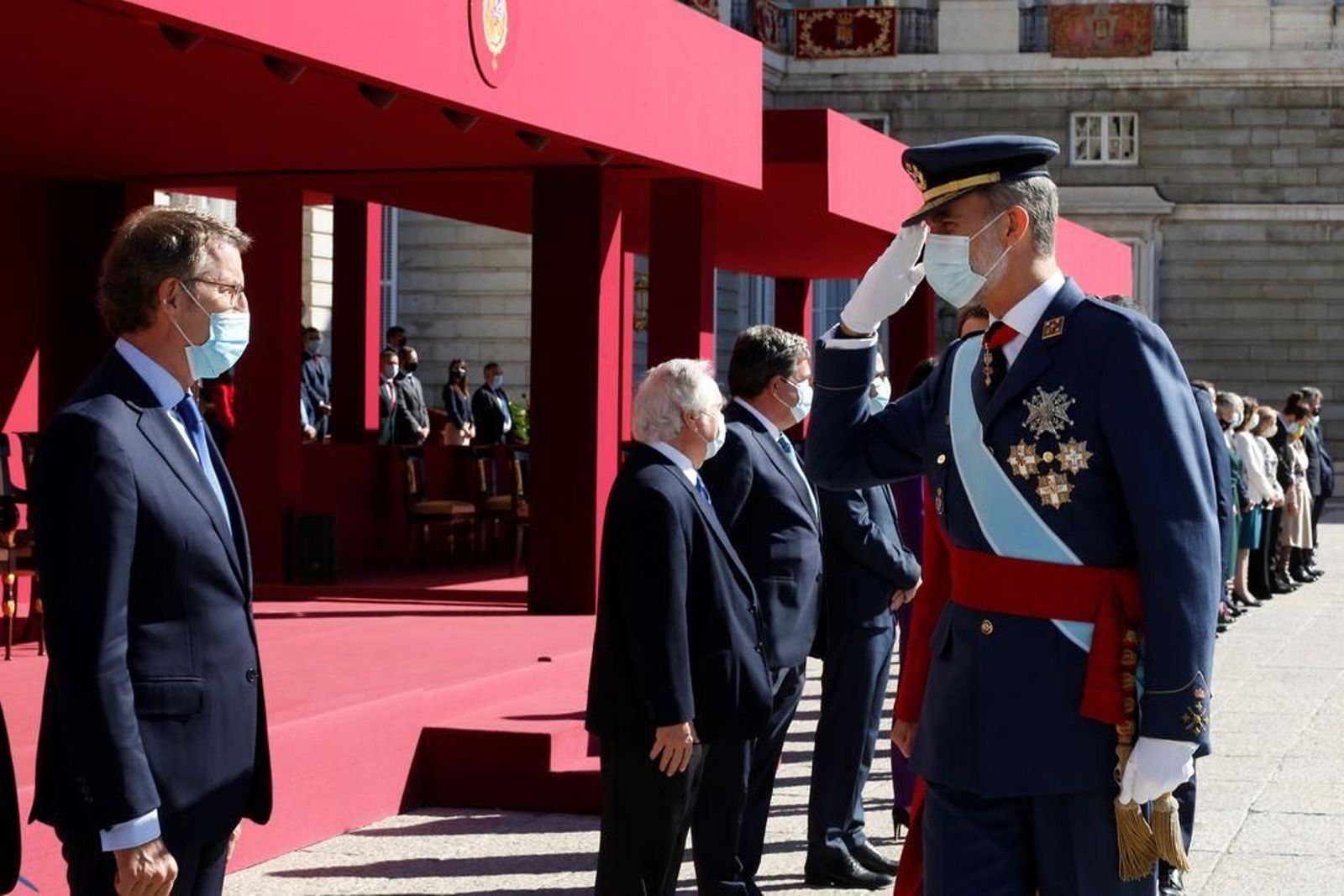 Felipe VI saluda al presidente de la Xunta, Núñez Feijóo.