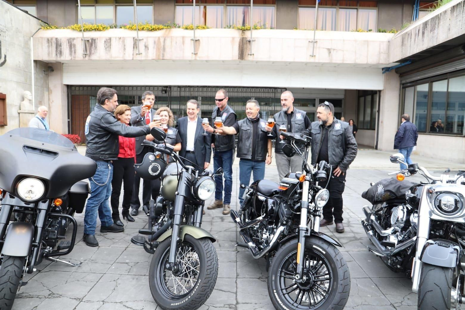 Presentación de la ruta motera de la campaña "En la carretera, cerveza sin" en el concello de Vigo // Vicente