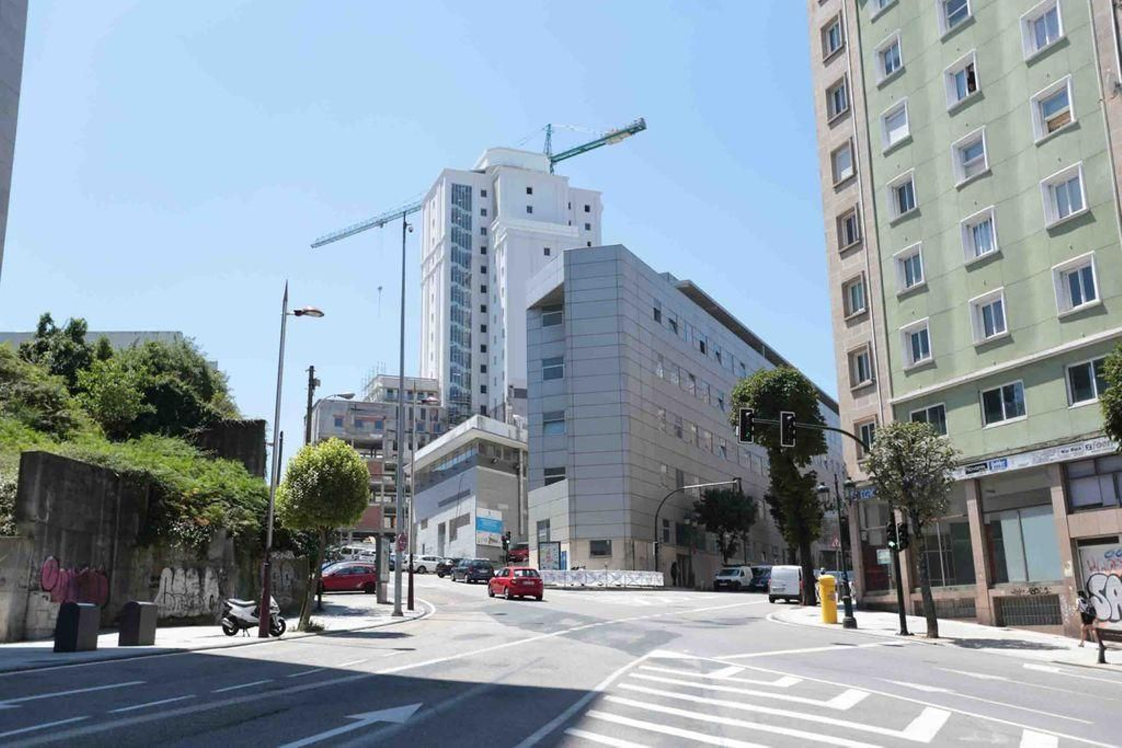 La torre blanca de la Ciudad de la Justicia, en su fase final de rehabilitación integral.